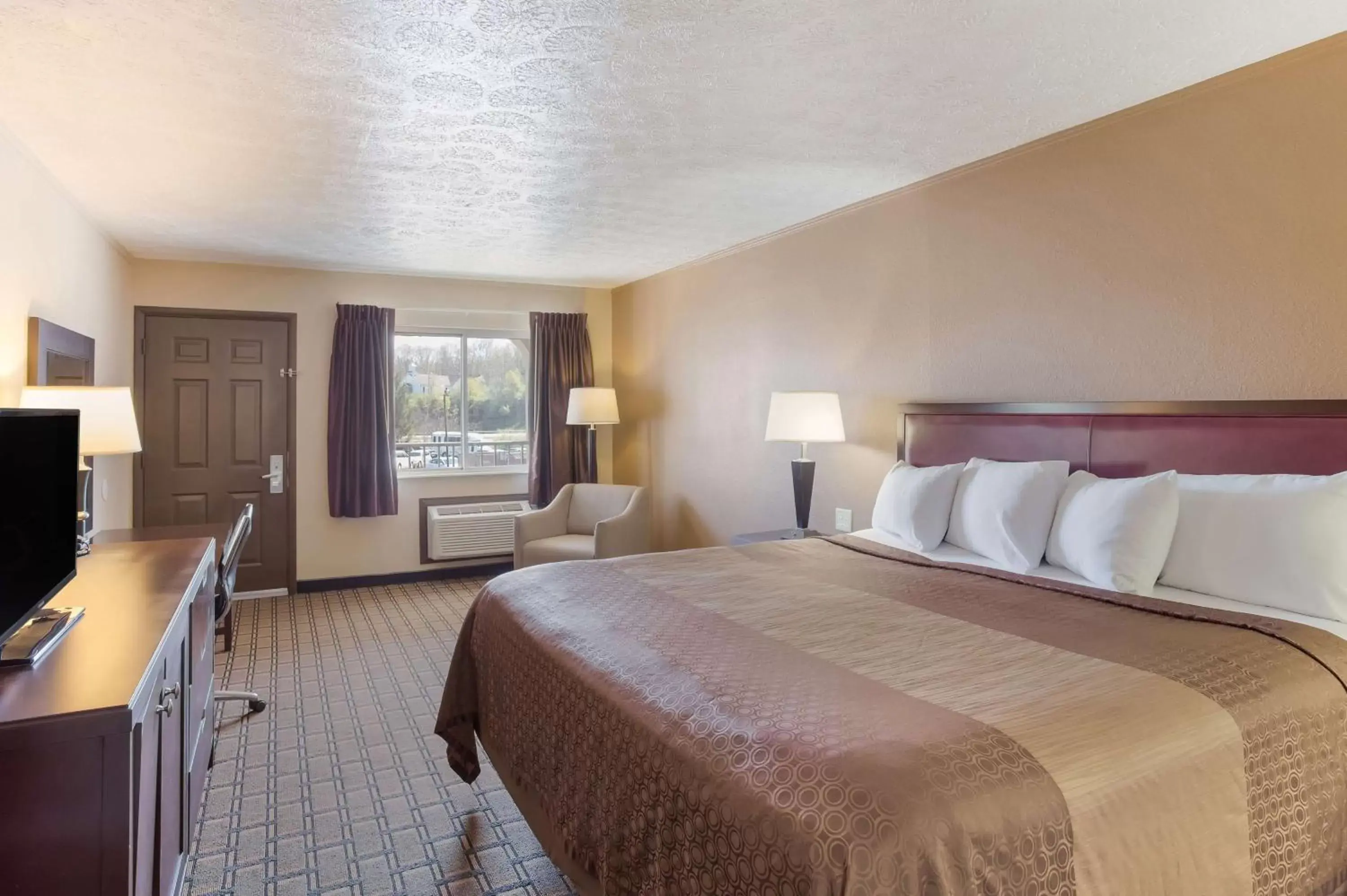 Bedroom, Bed in SureStay Hotel by Best Western Summersville