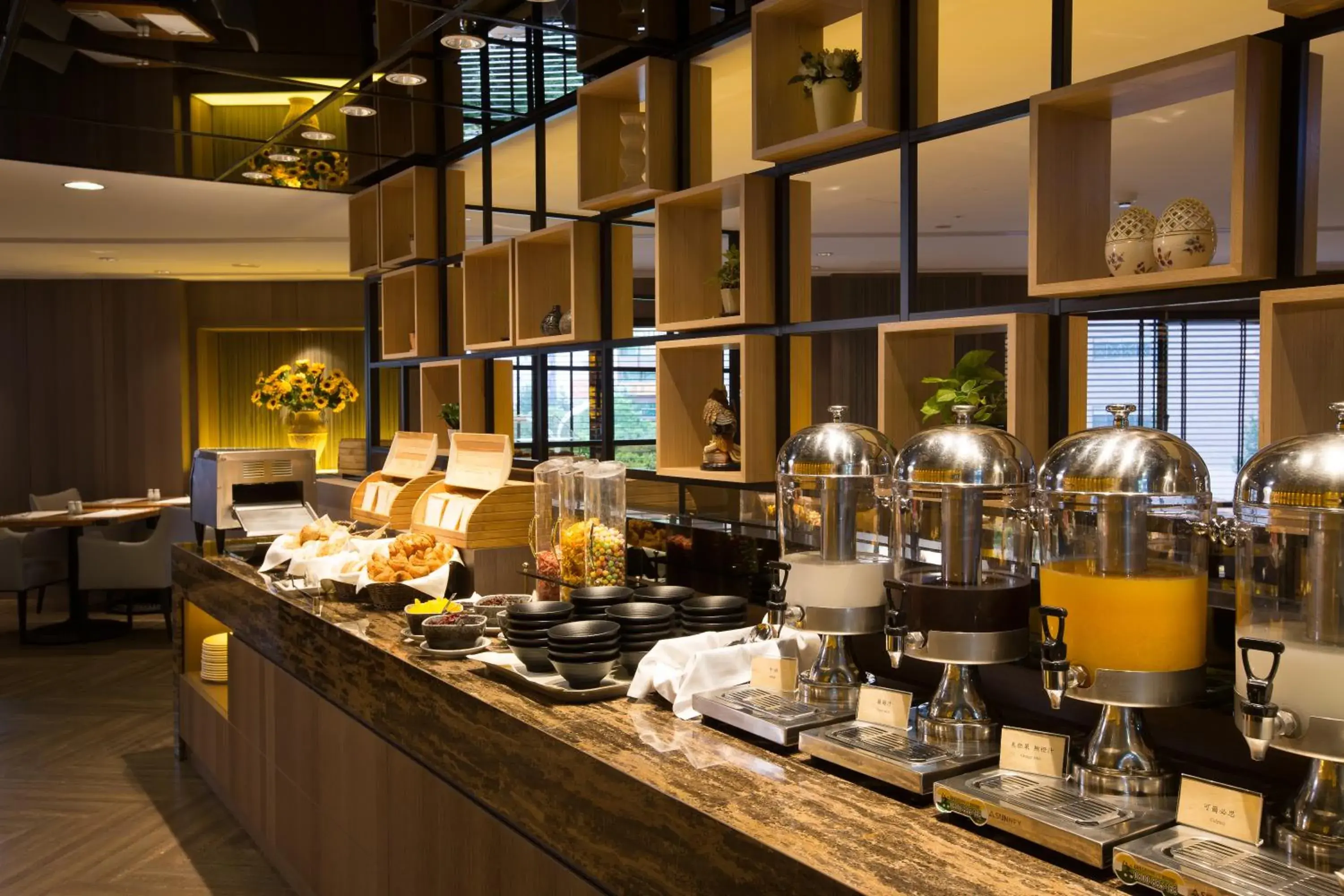 Breakfast, Restaurant/Places to Eat in Grand Forward Hotel