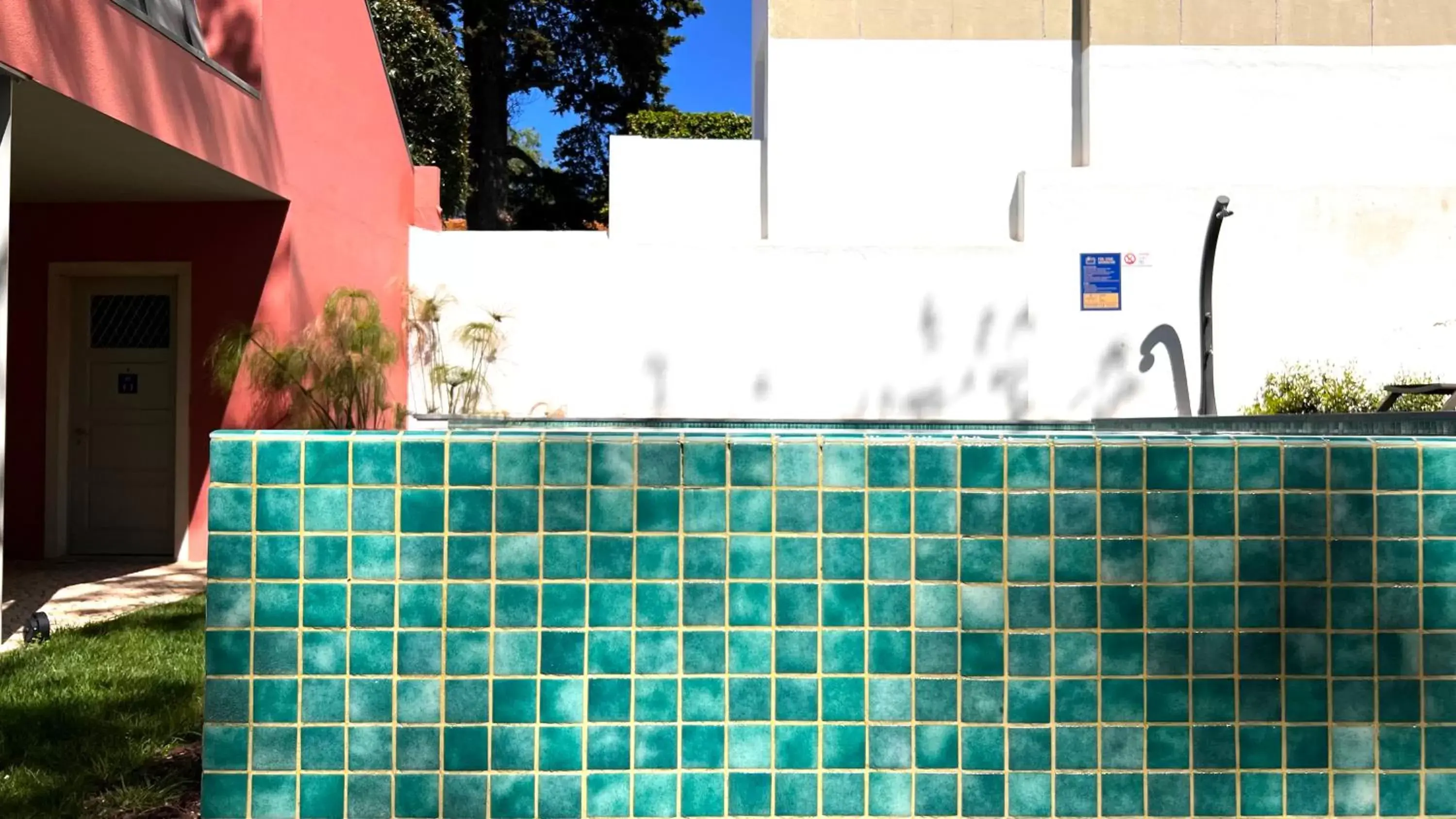 Property building, Bathroom in Jardim da Lapa by Shiadu