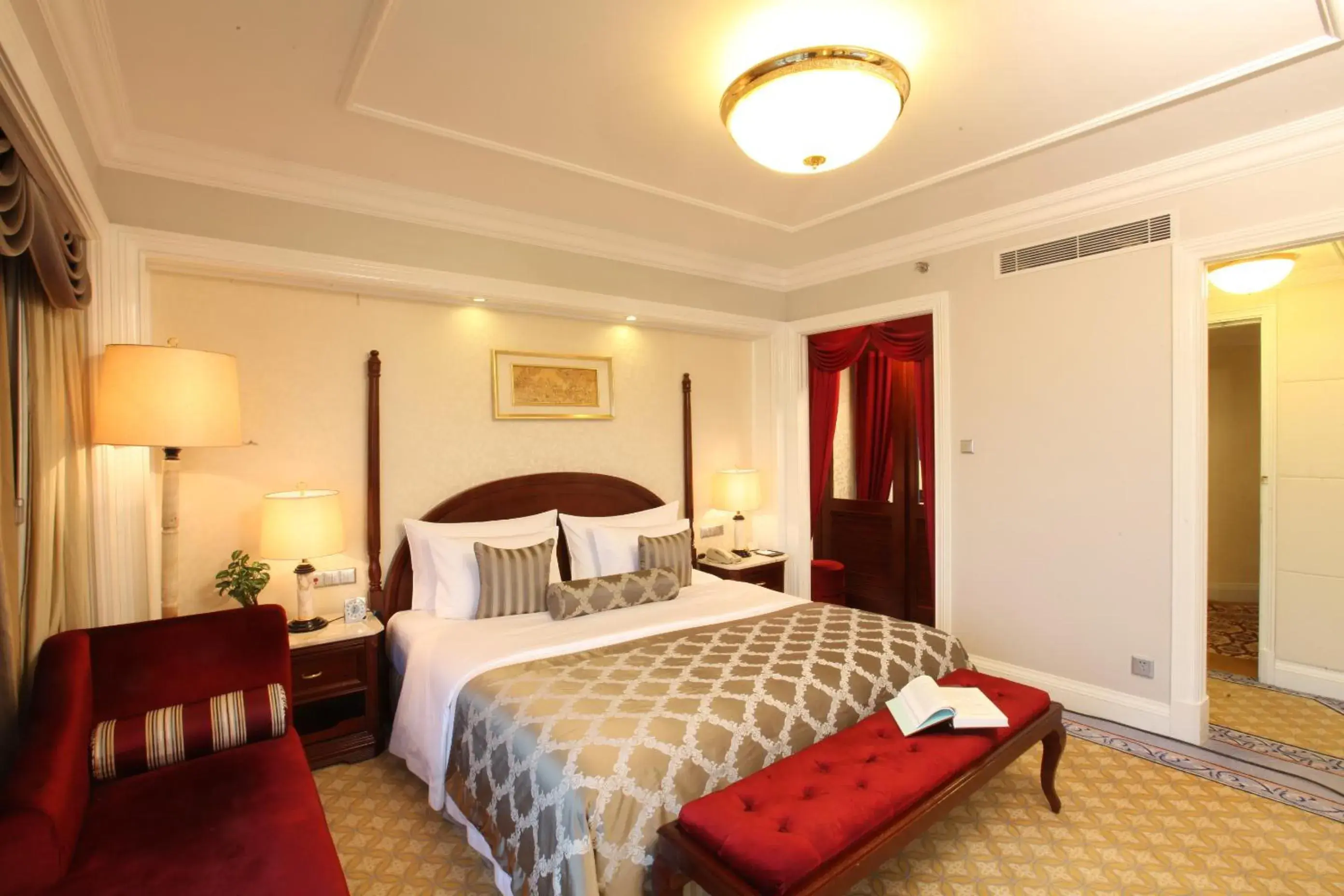 Deluxe Executive Double Room in Zhongwei Green Lake Hotel Kunming