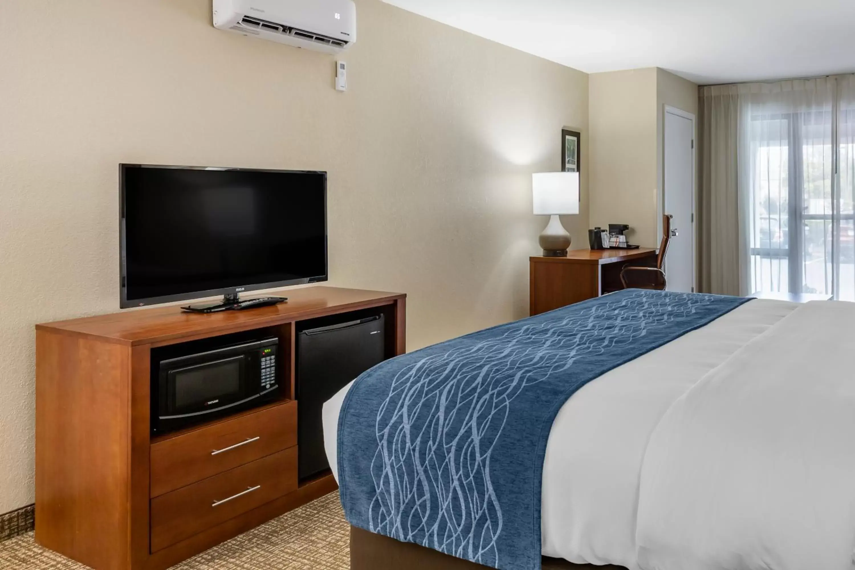 Bedroom, TV/Entertainment Center in Comfort Inn & Suites Spring Lake - Fayetteville Near Fort Liberty