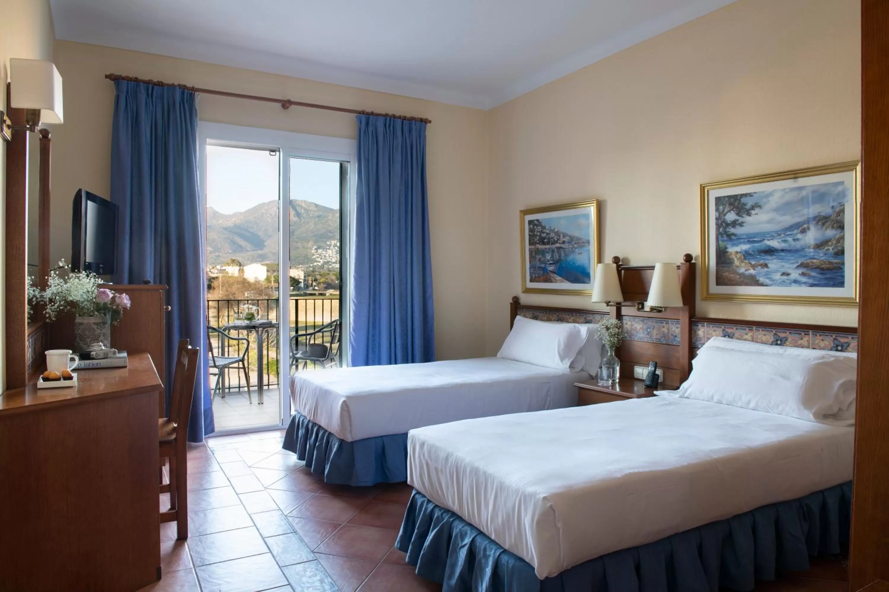 Bedroom, Bed in Hotel Roses Platja