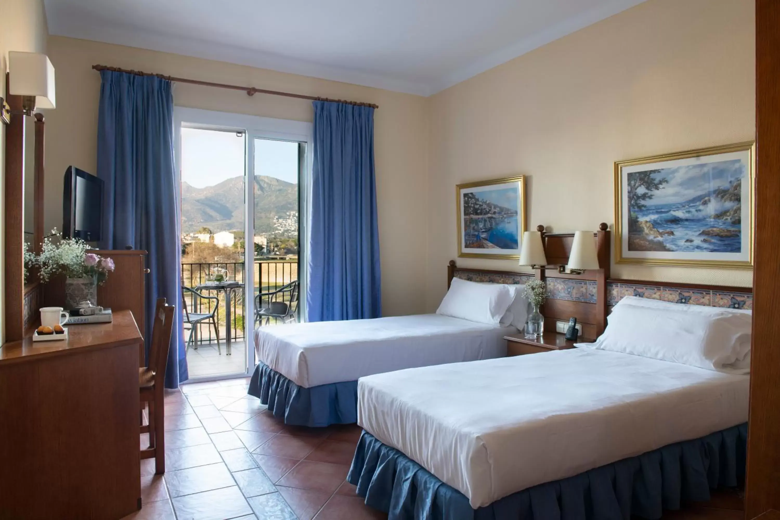 Bedroom, Bed in Hotel Roses Platja Bedroom, Bed in Hotel Roses Platja