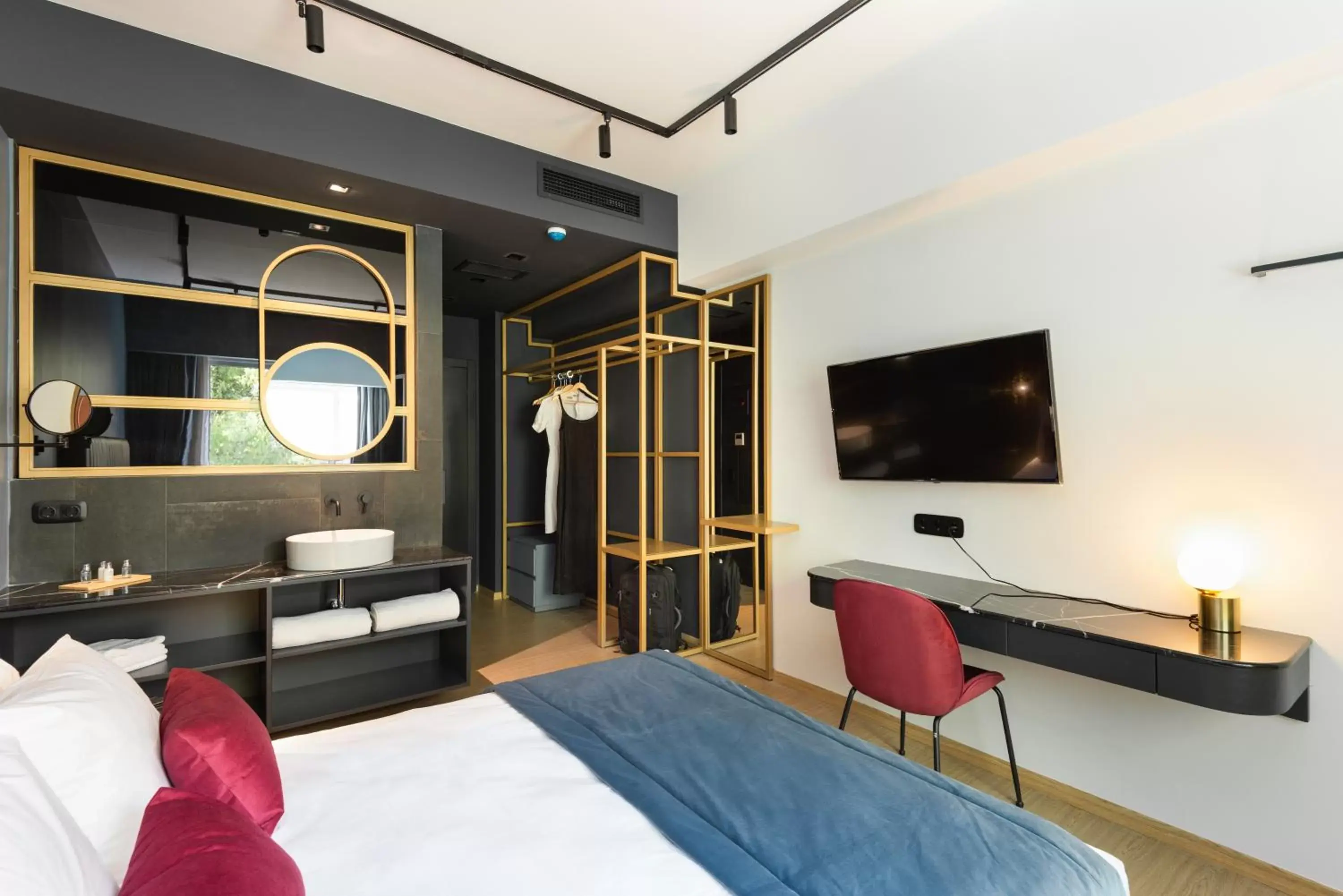 Bed, TV/Entertainment Center in Colors Hotel Athens