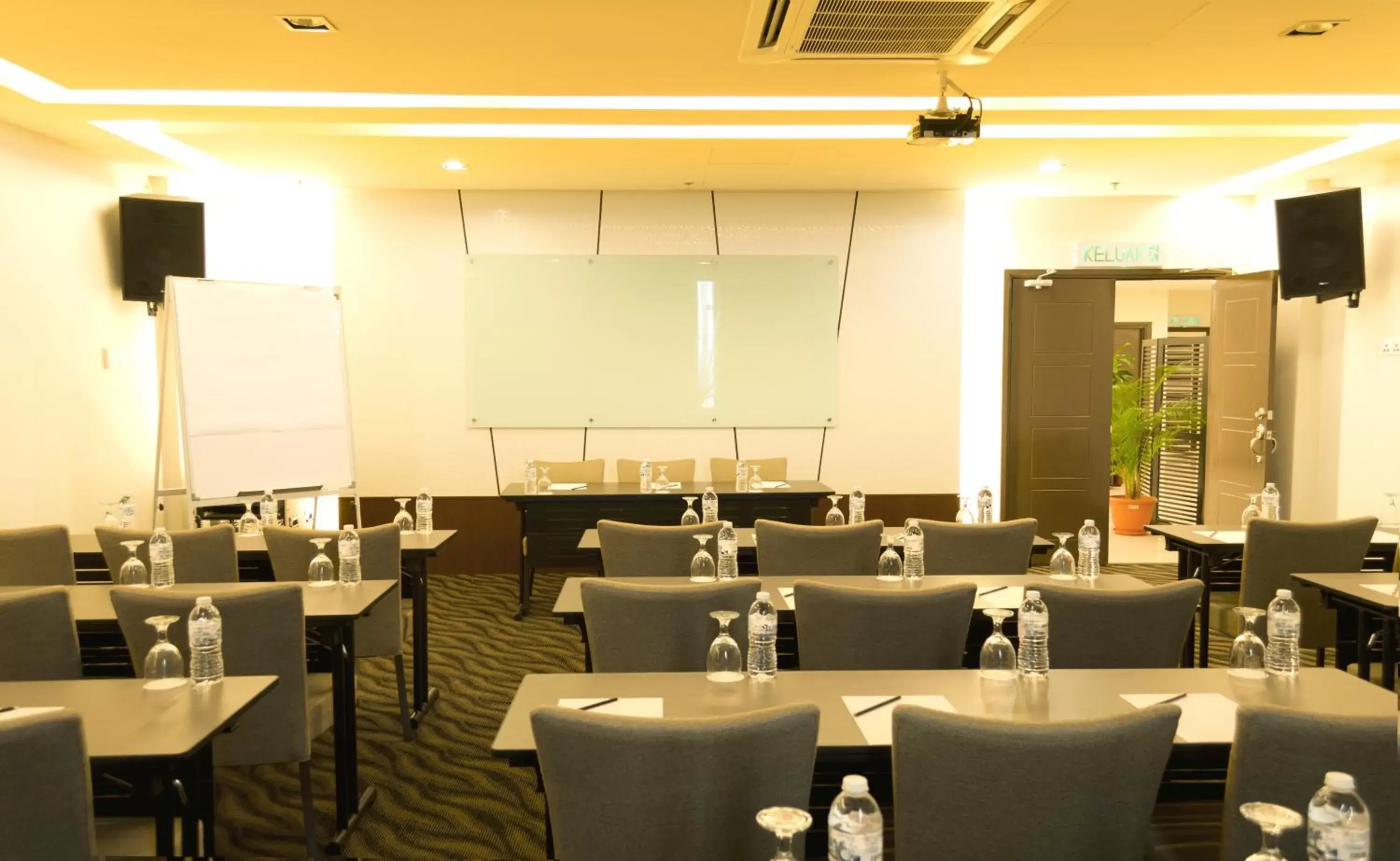 Business facilities, Restaurant/Places to Eat in Marvelux Hotel