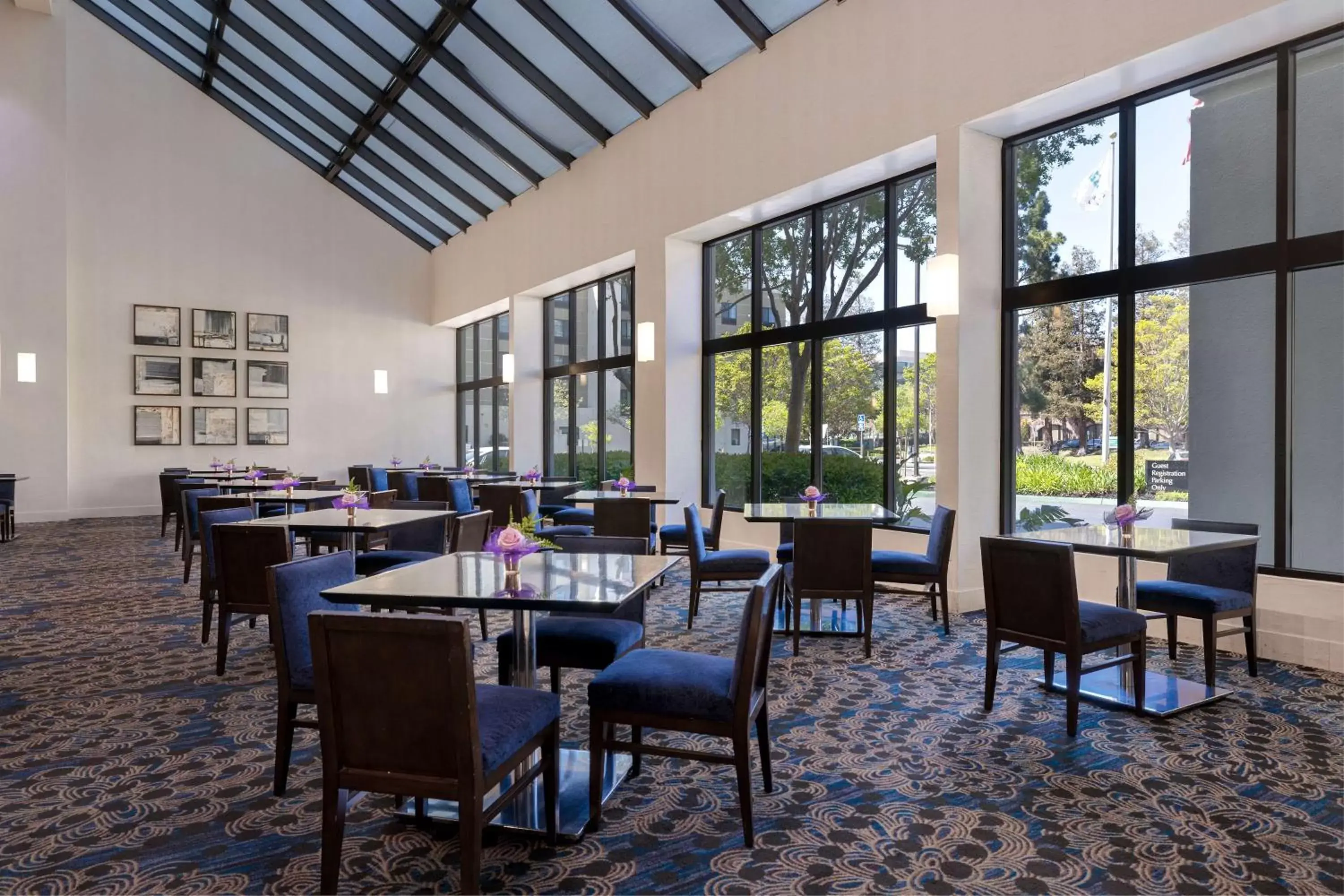 Lounge or bar, Restaurant/Places to Eat in Embassy Suites by Hilton Santa Clara Silicon Valley