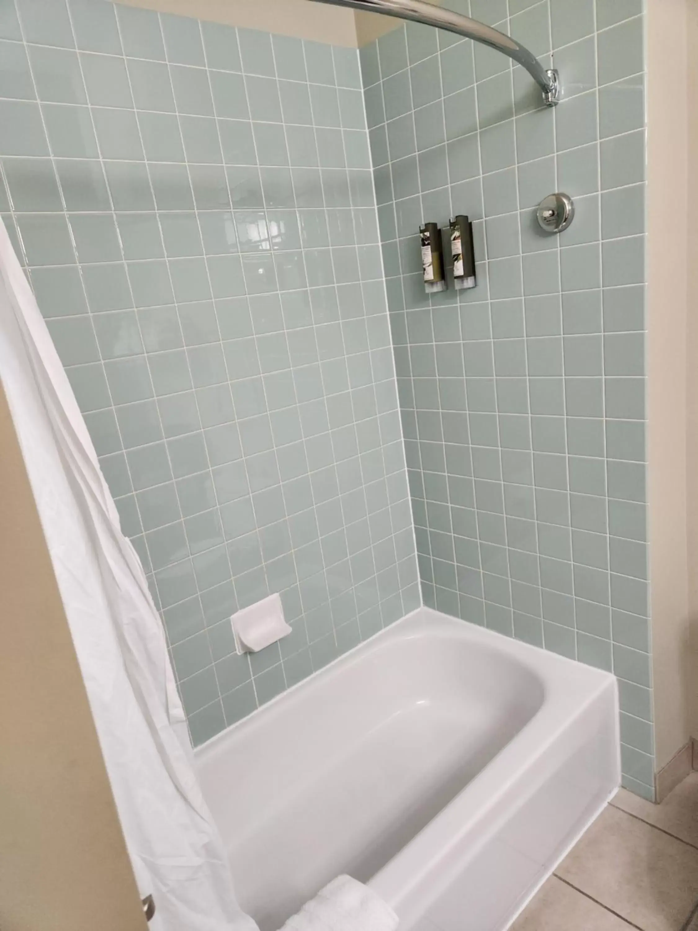 Shower, Bathroom in Waterton Lakes Lodge Resort