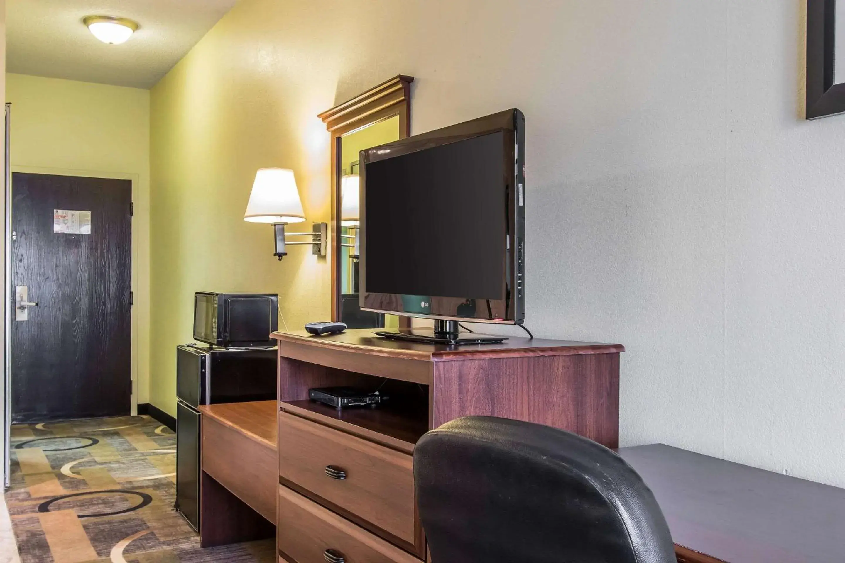 Photo of the whole room, TV/Entertainment Center in Quality Inn & Suites Memphis East