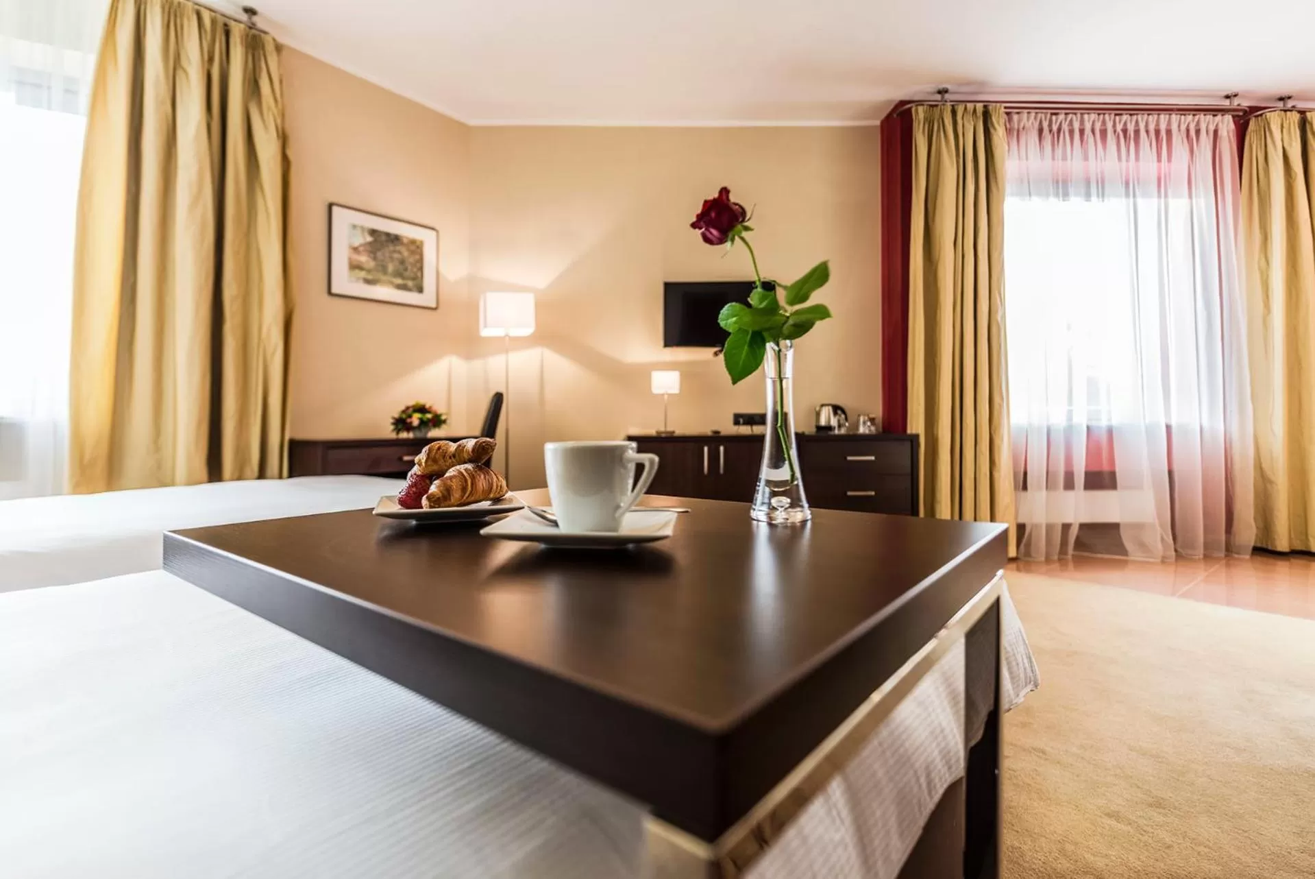 Breakfast, Bed in Hotel Victor Pruszków DeSilva