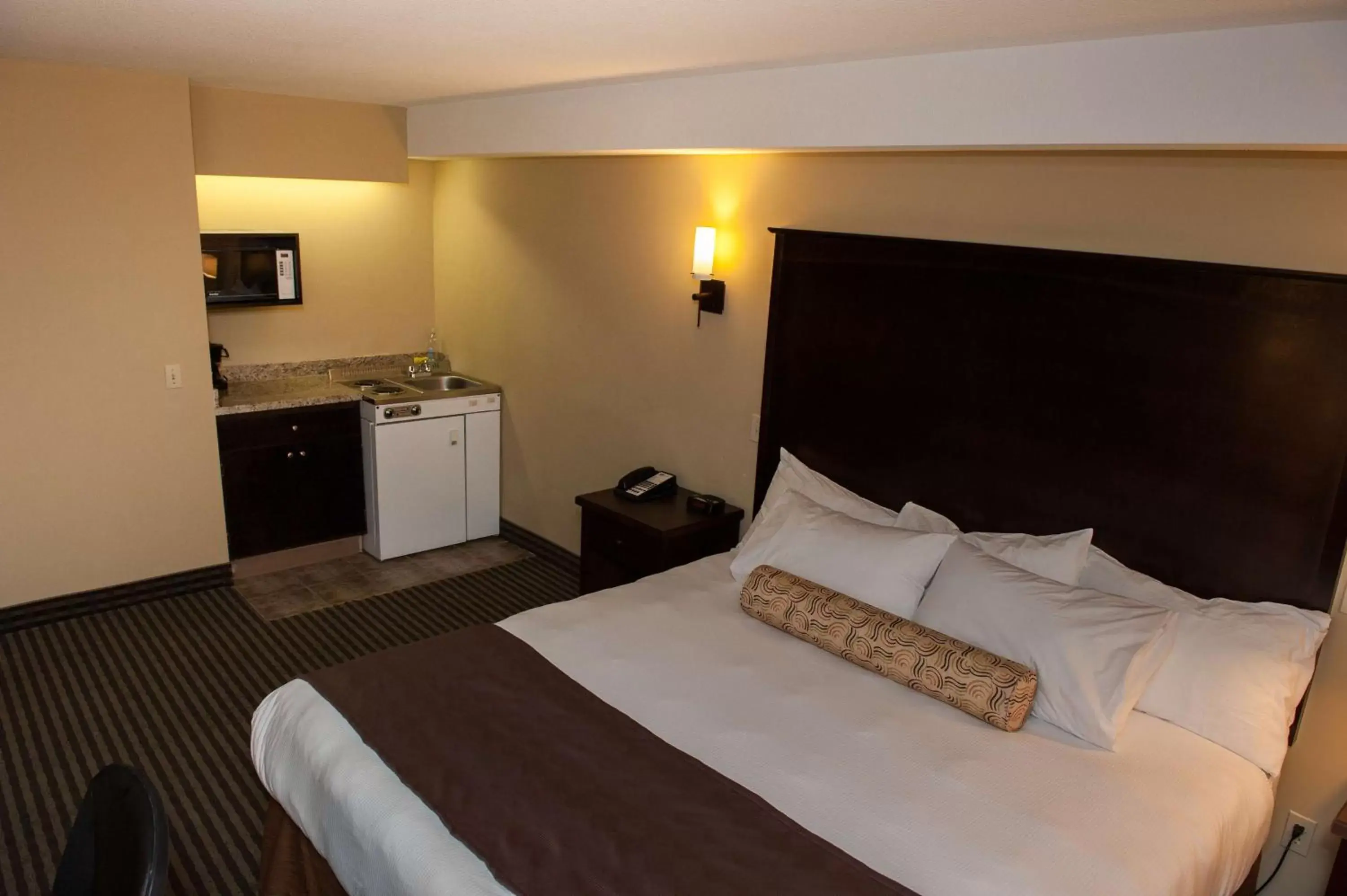 Photo of the whole room, Bed in Best Western Maple Ridge