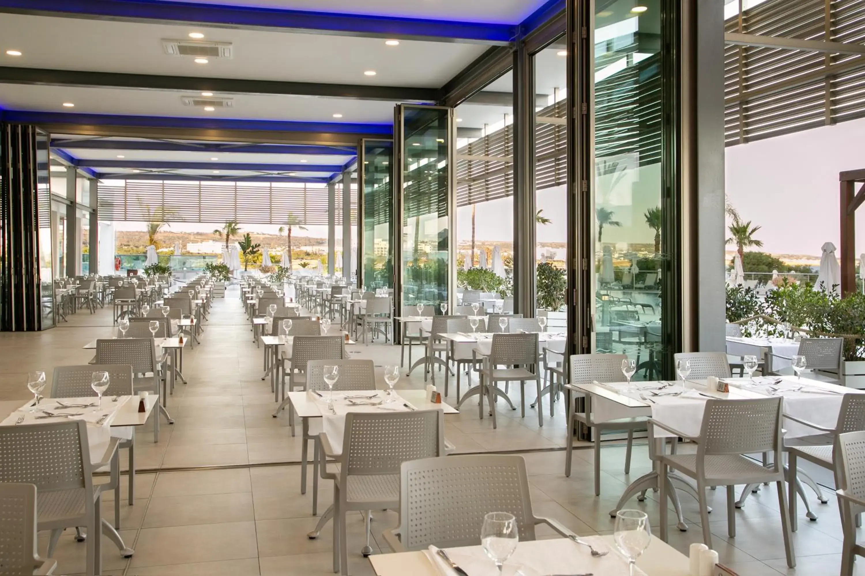 Restaurant/Places to Eat in Asterias Beach Hotel