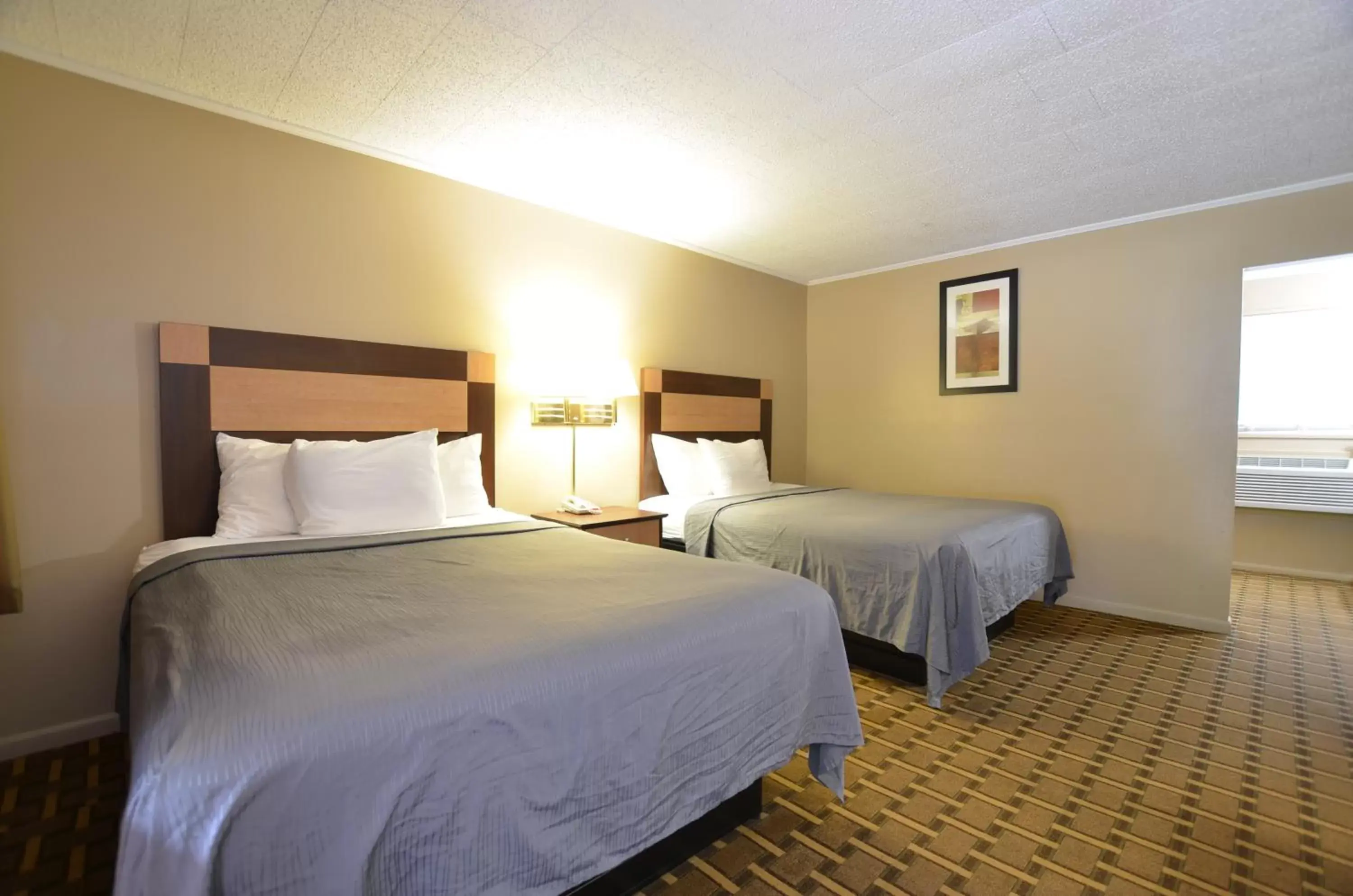 Bedroom, Bed in Travelowes Motel - Maggie Valley