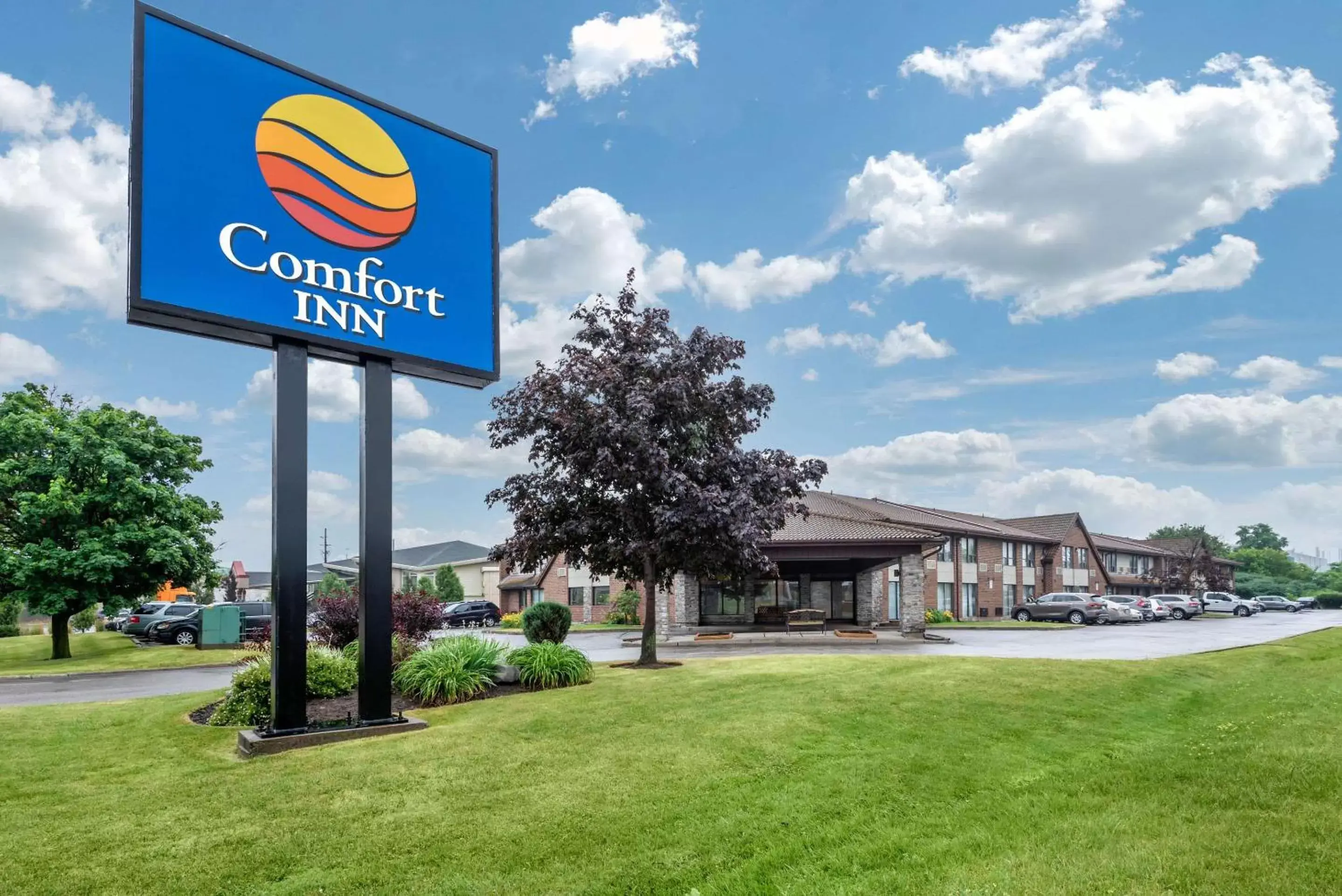 Property building in Comfort Inn Oshawa