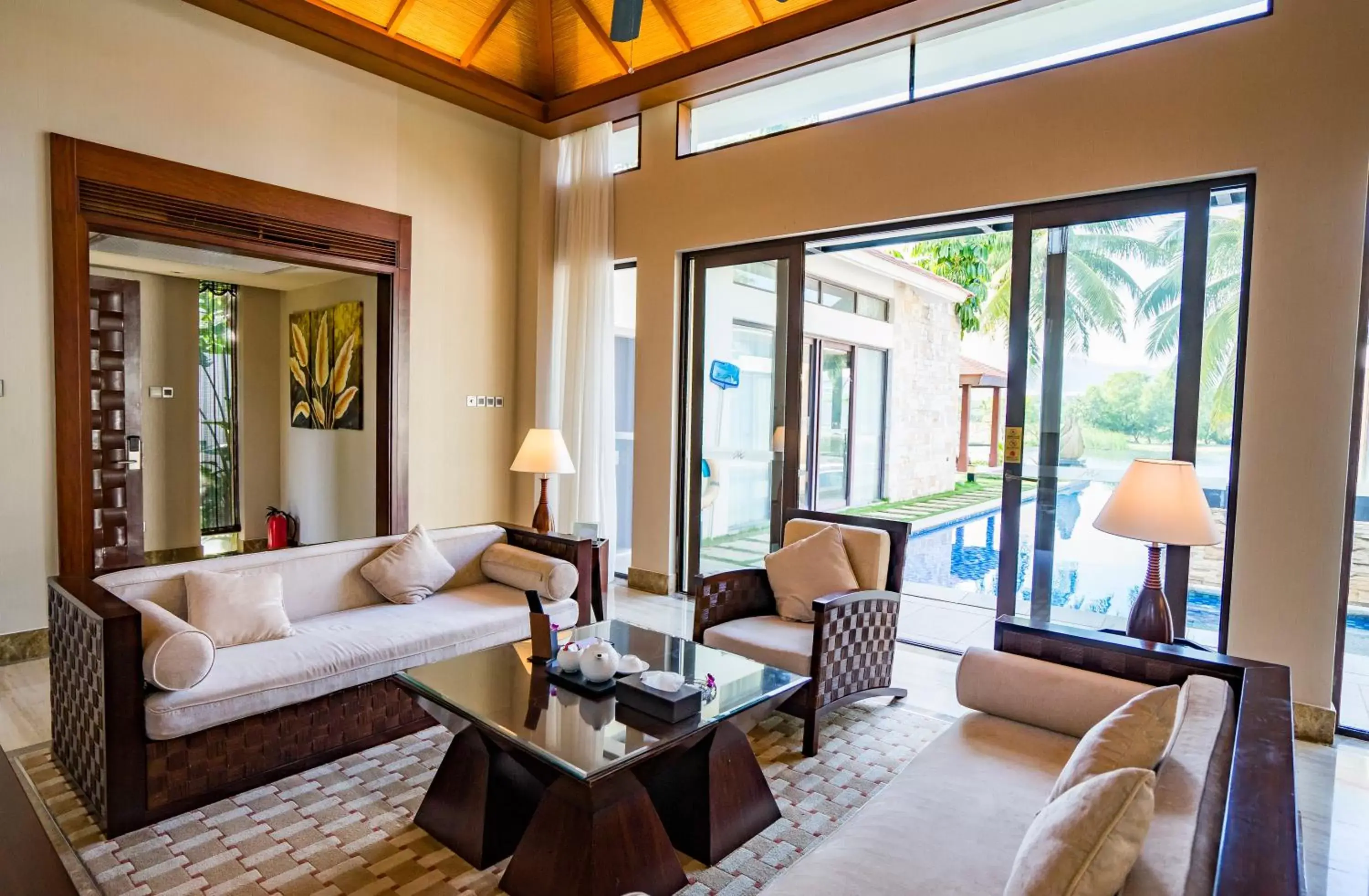 Bed, Seating Area in Grand Metropark Villa Resort Sanya Yalong Bay