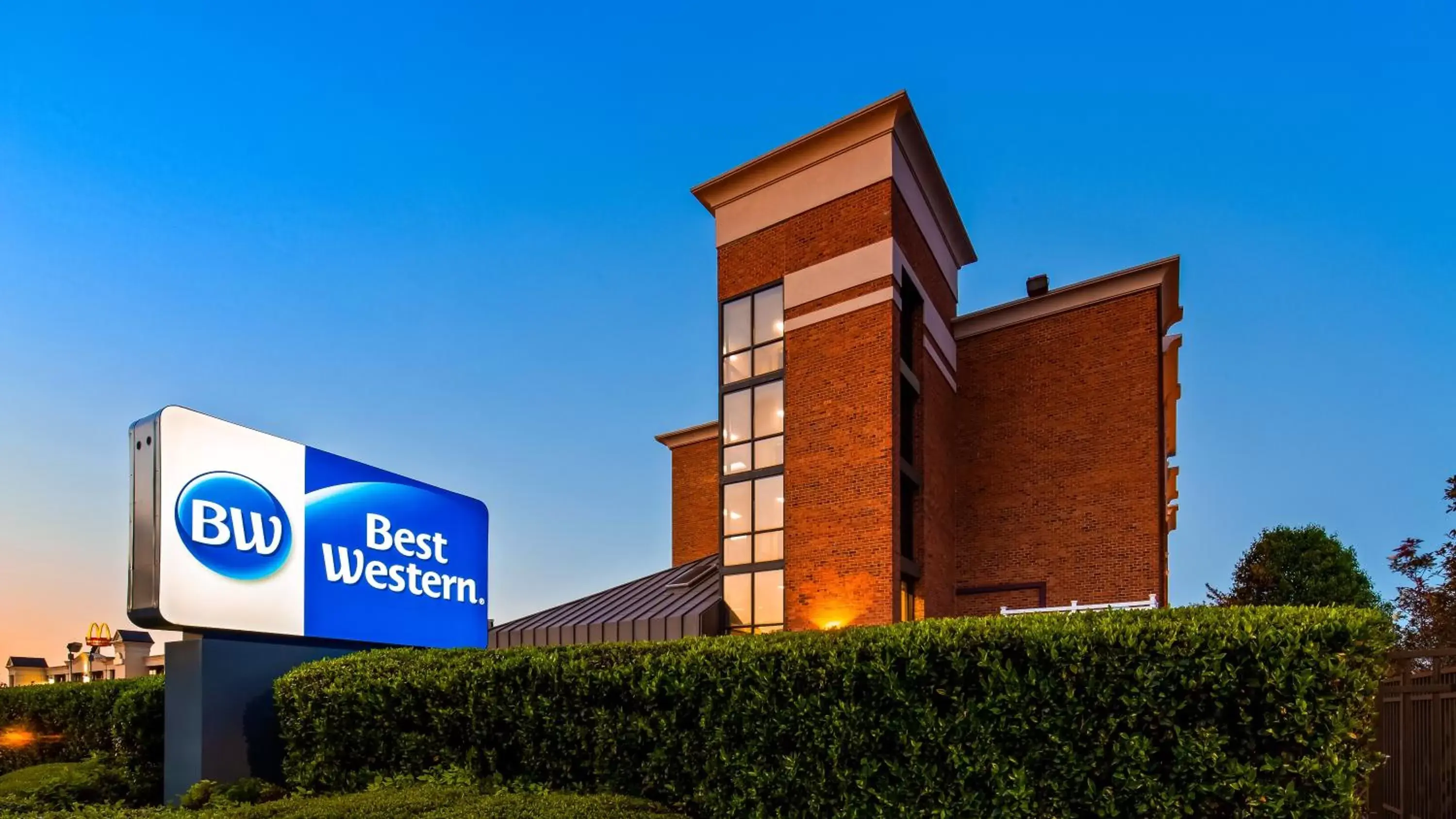 Property Building in Best Western Hampton Coliseum Inn