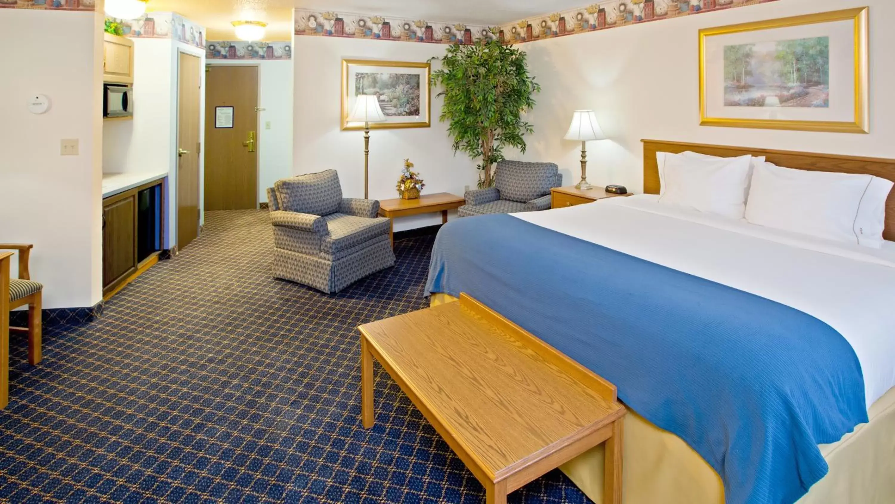 Bedroom in SureStay Plus by Best Western Fremont I-69