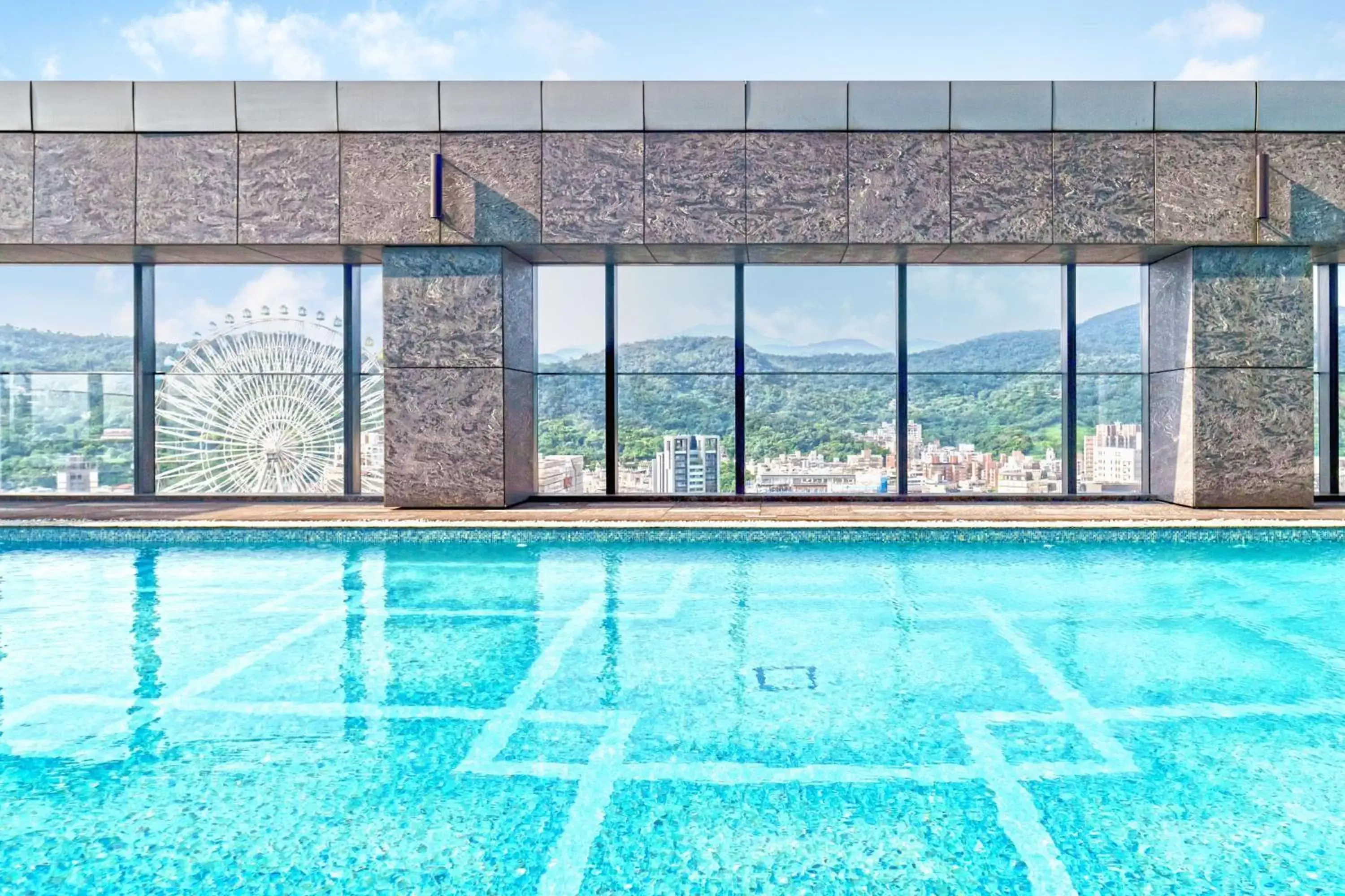 Swimming Pool in Taipei Marriott Hotel