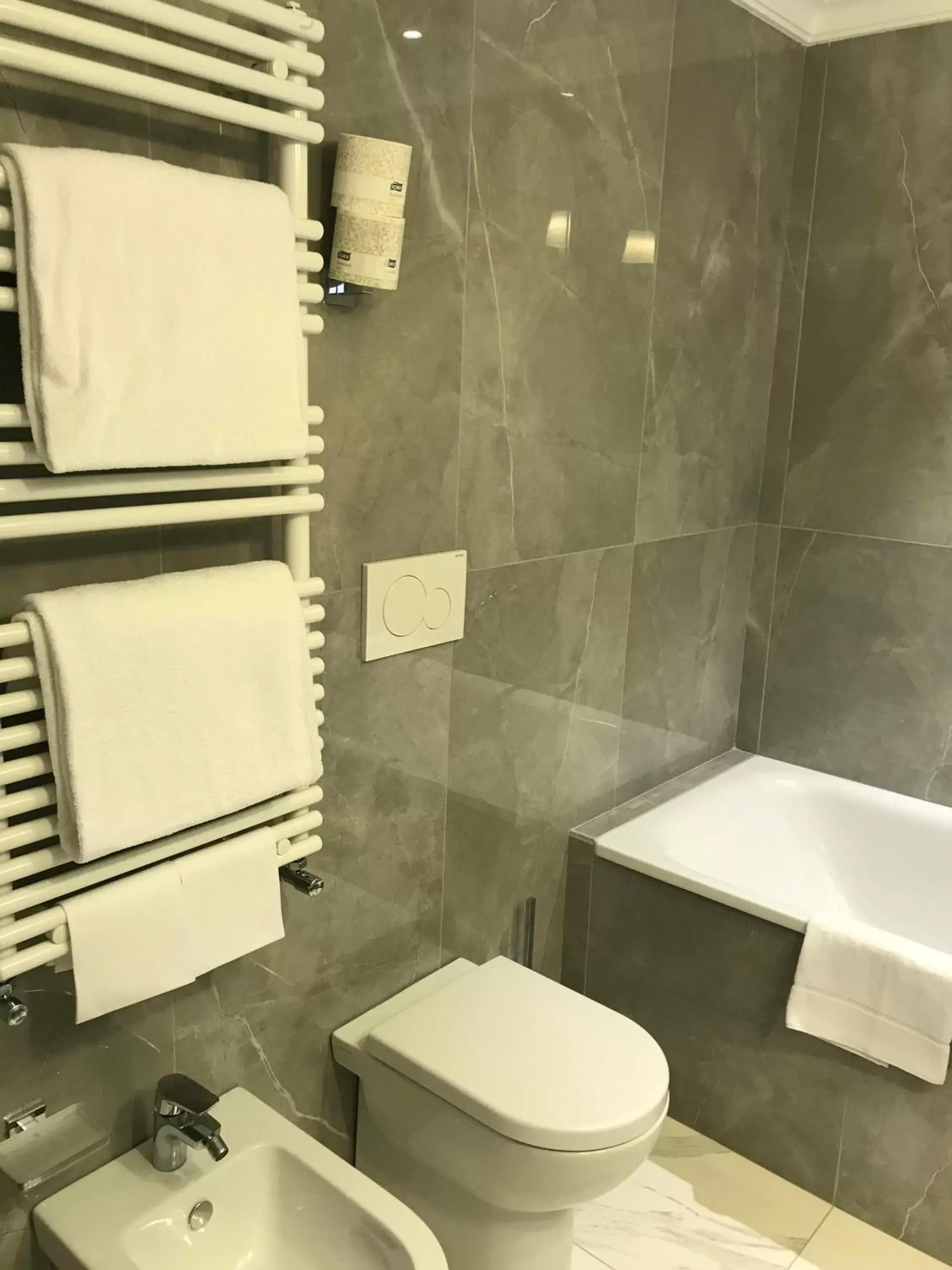 Bathroom in Hotel Shangri-La Roma by OMNIA hotels