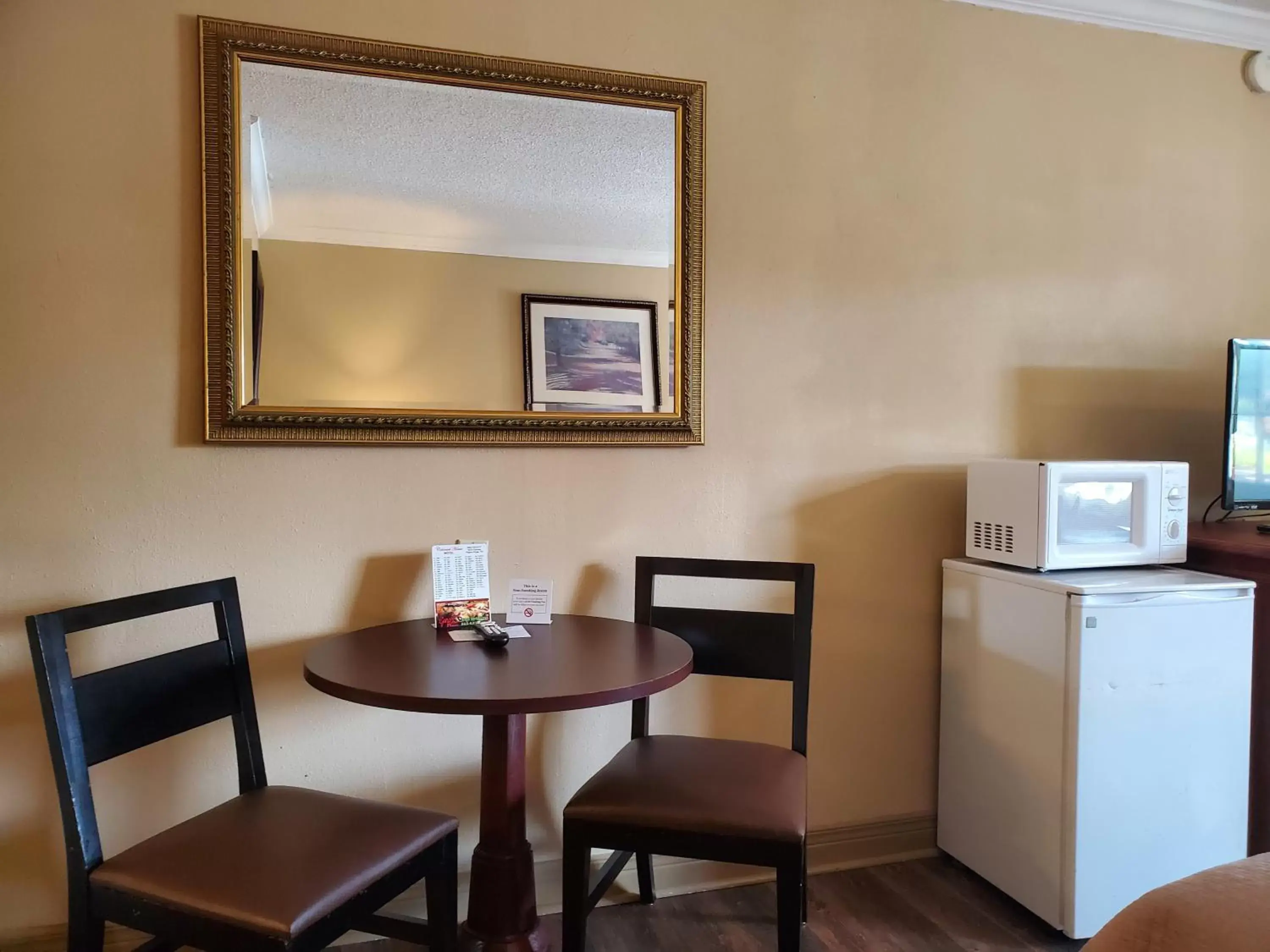 Photo of the whole room, Dining Area in Colonial House Motel