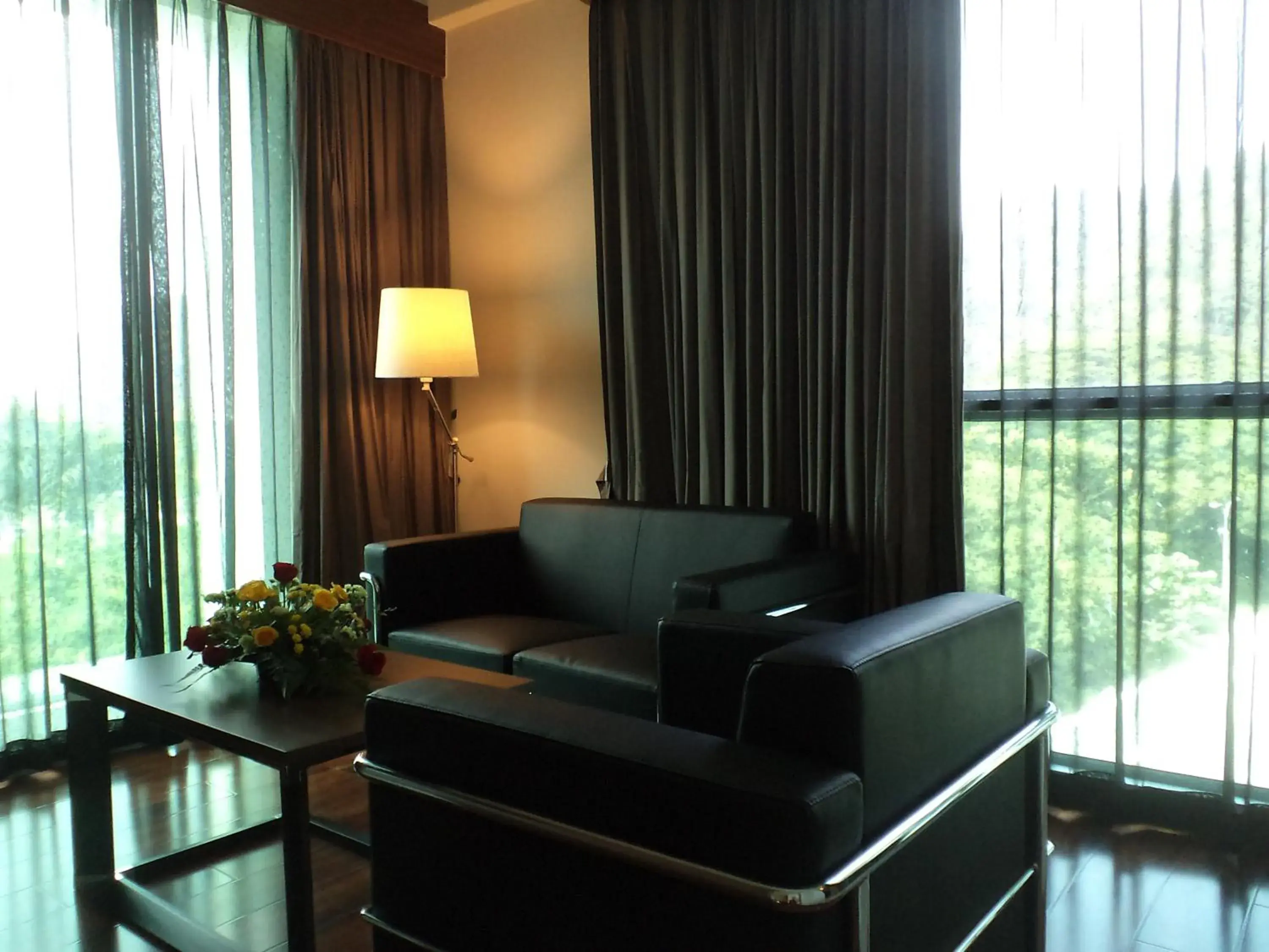 Day, Seating Area in Symphony Suites Hotel