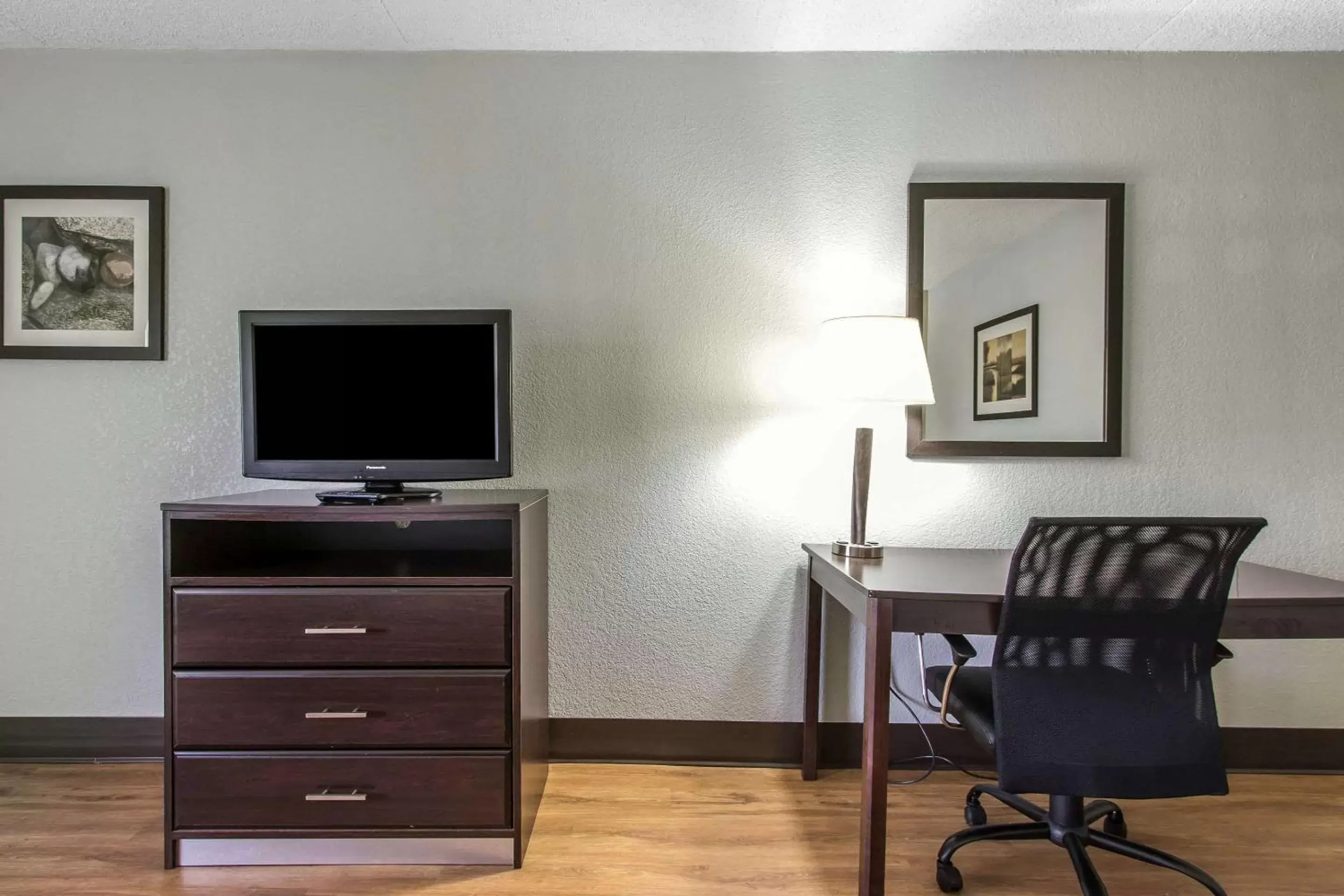 Photo of the whole room, TV/Entertainment Center in Quality Inn Downtown Historic District