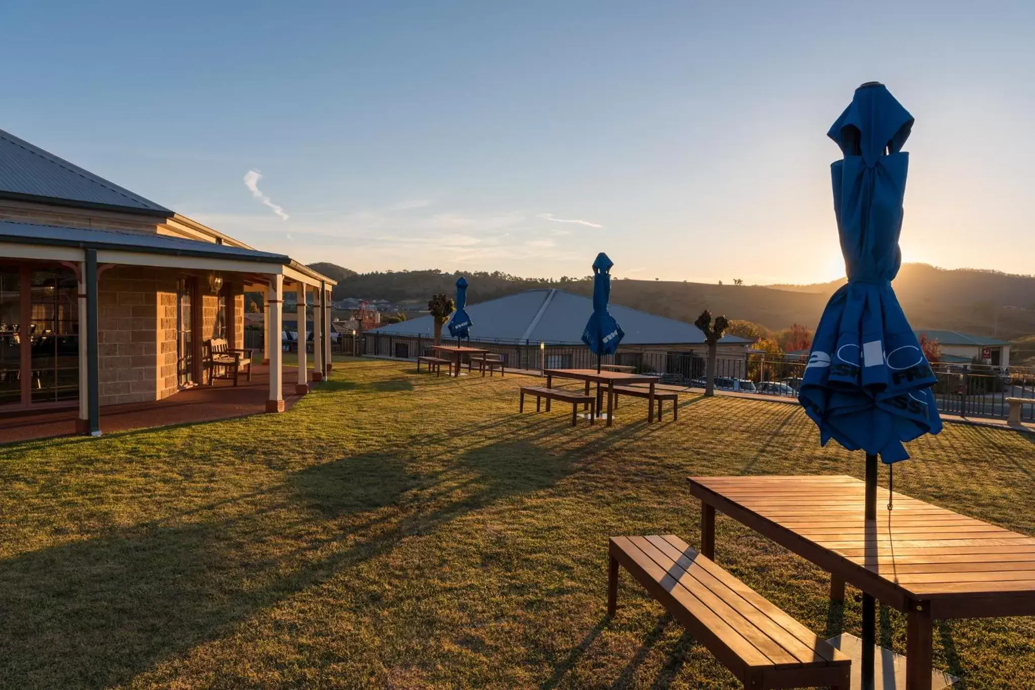 Mountain view in Bowen Inn Motel