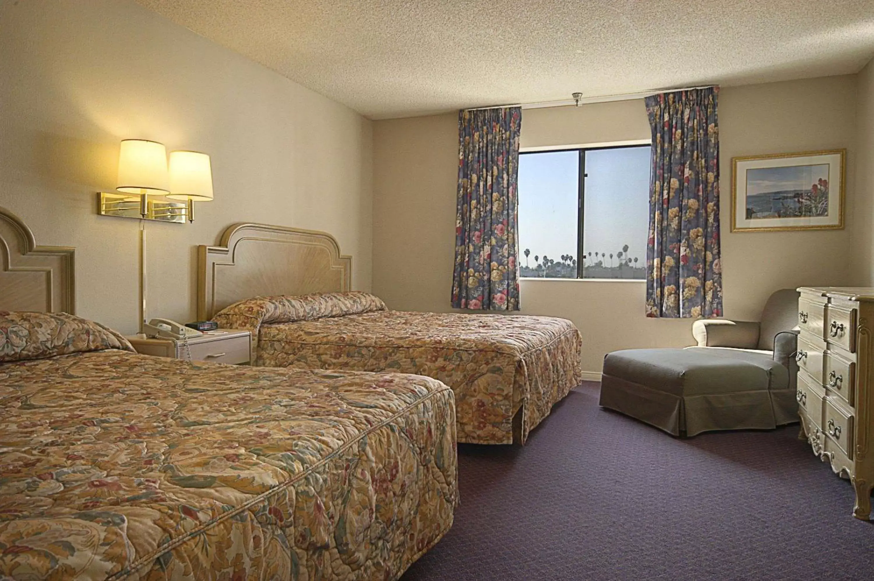 Photo of the whole room, Bed in Ramada by Wyndham Los Angeles/Wilshire Center