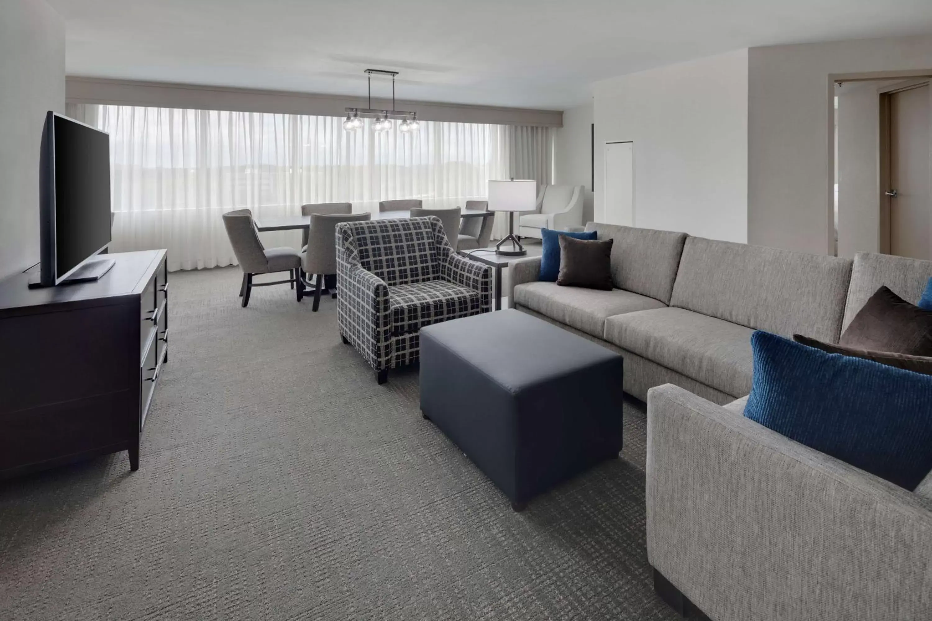 Living room, Seating Area in Embassy Suites by Hilton Detroit Troy Auburn Hills