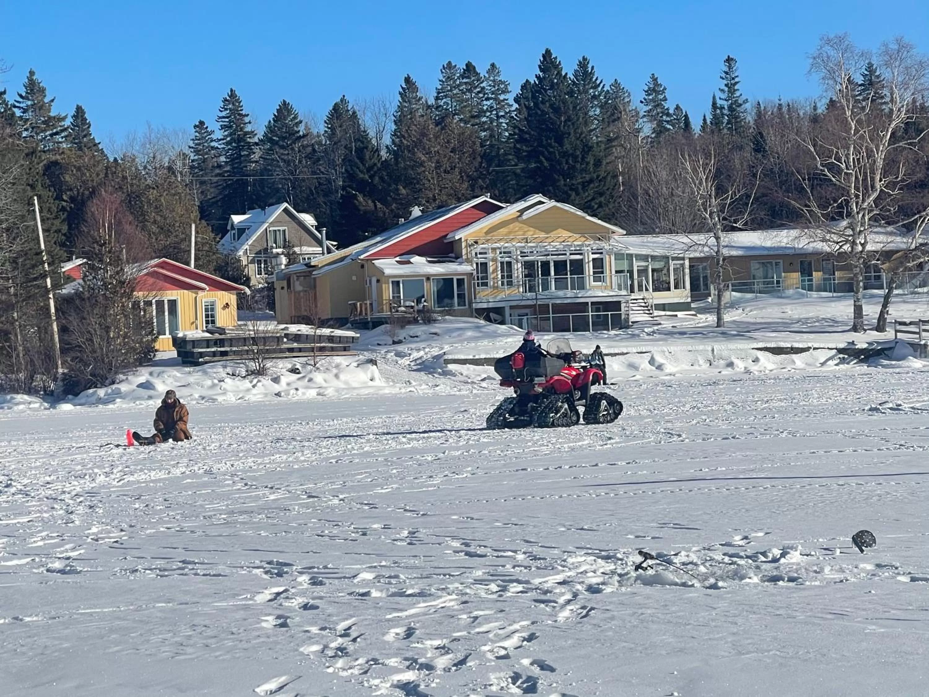 Winter, Property Building in Auberge et Chalets sur le Lac