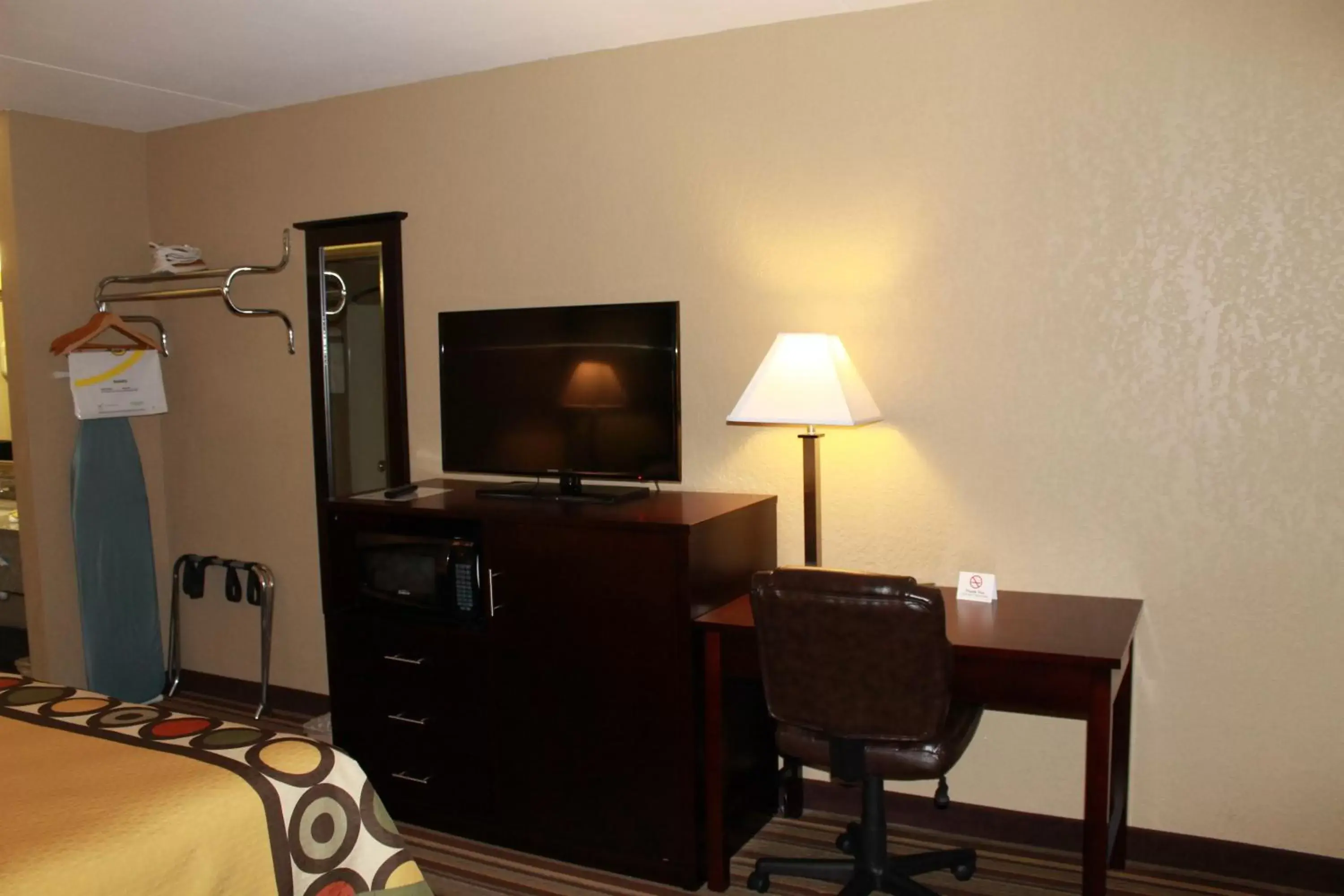 Seating area, TV/Entertainment Center in Super 8 by Wyndham Morrilton