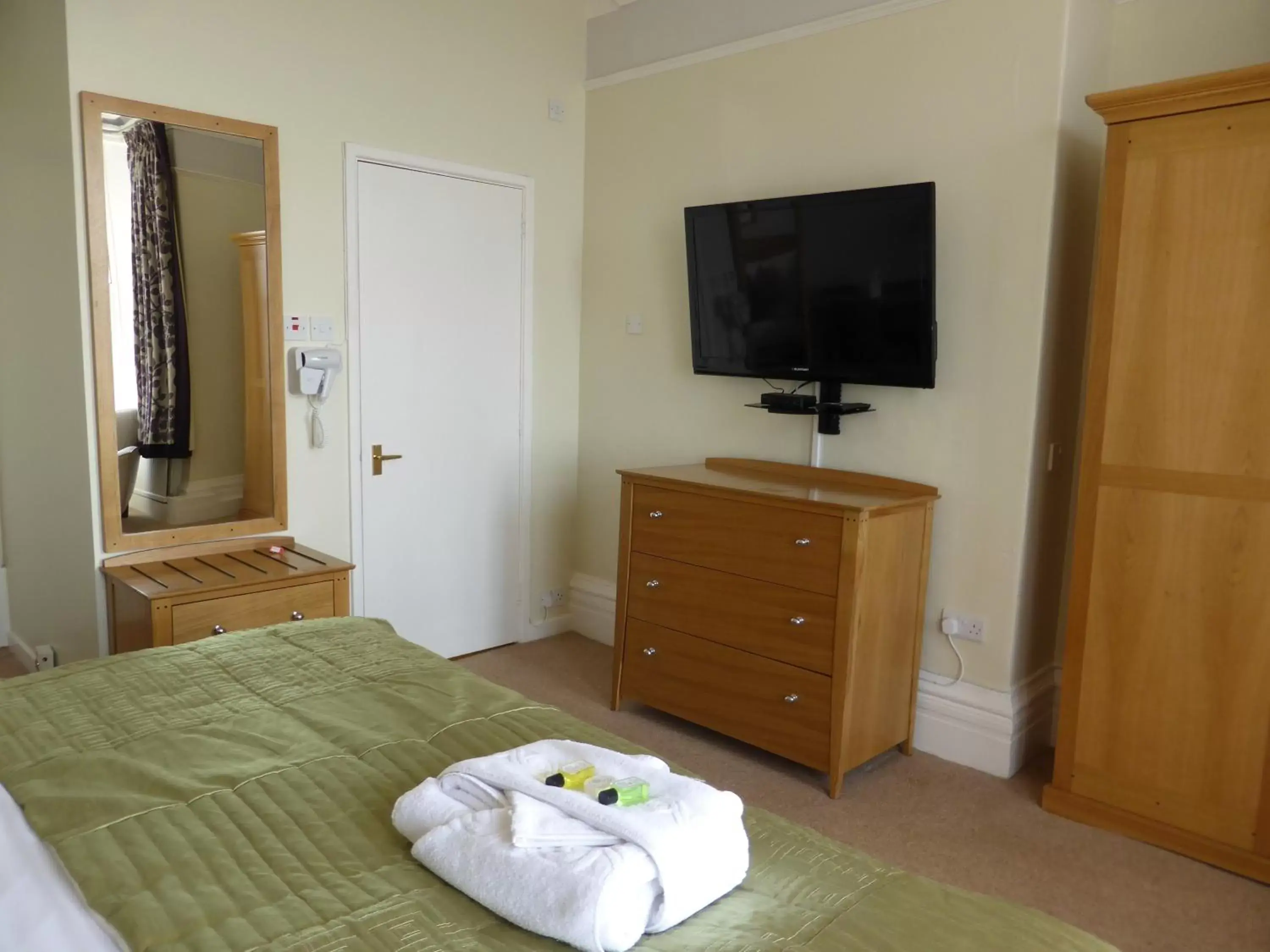 Bedroom, TV/Entertainment Center in Bailey Ground Lodge