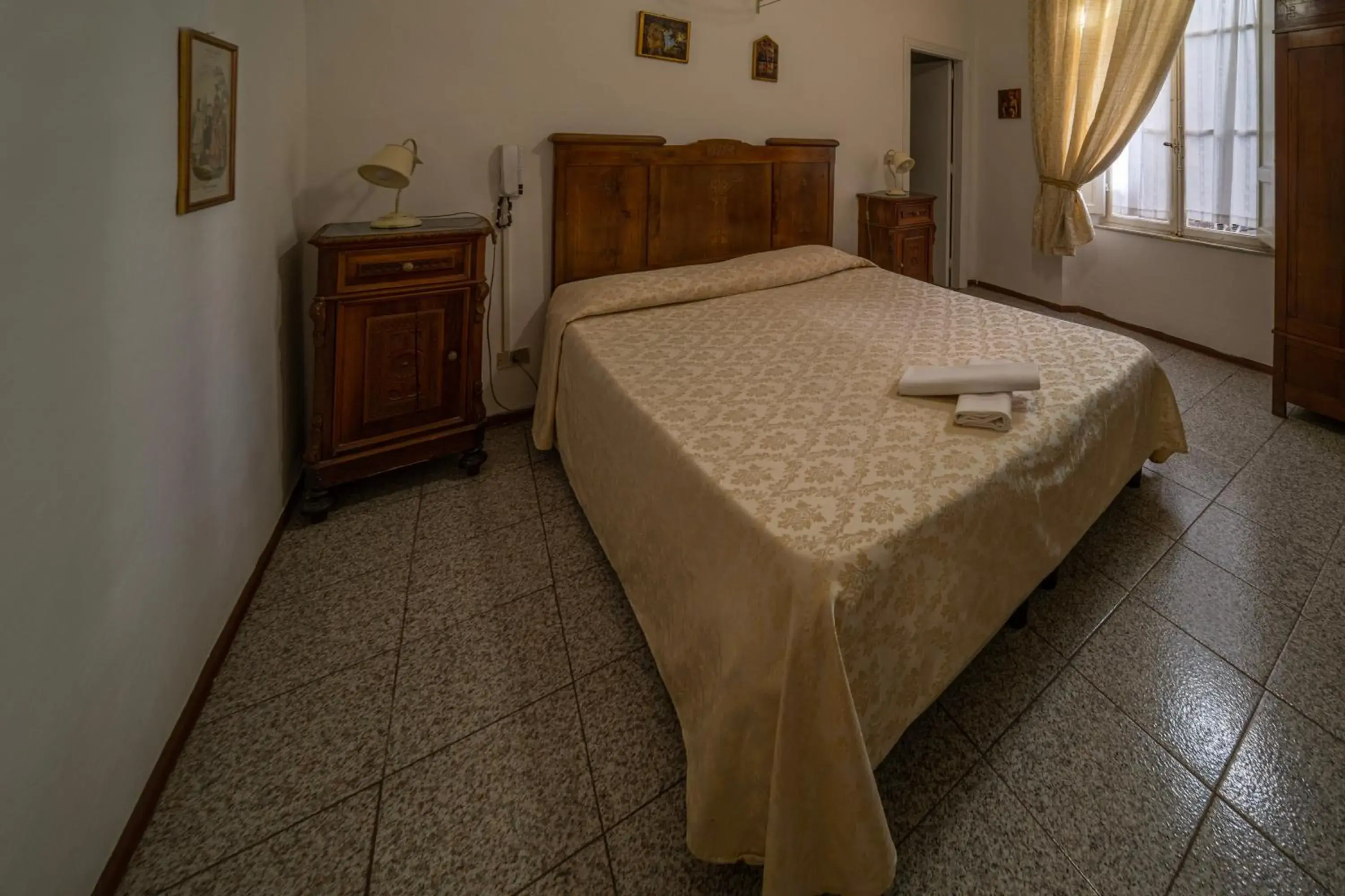 Bed in Albergo Tre Donzelle