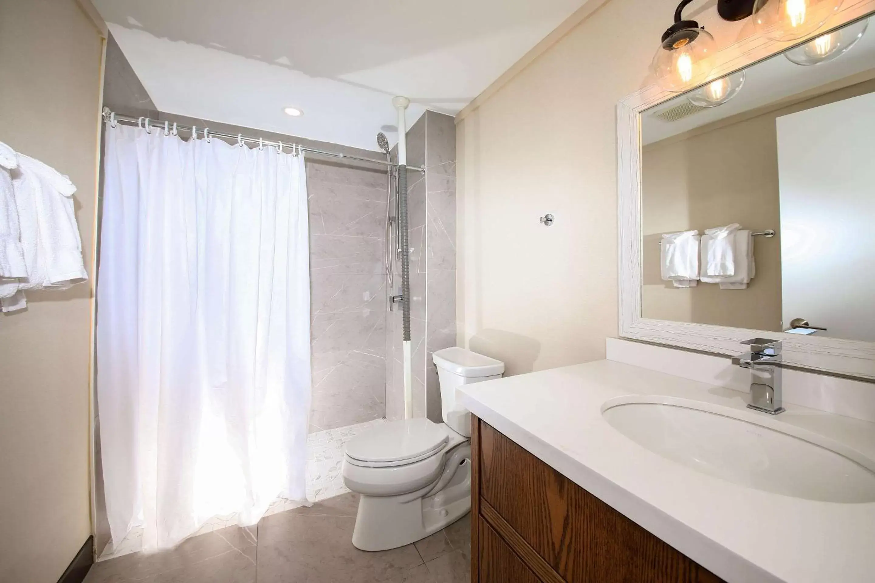 Bedroom, Bathroom in Bayview Wildwood Resort, Ascend Hotel Collection