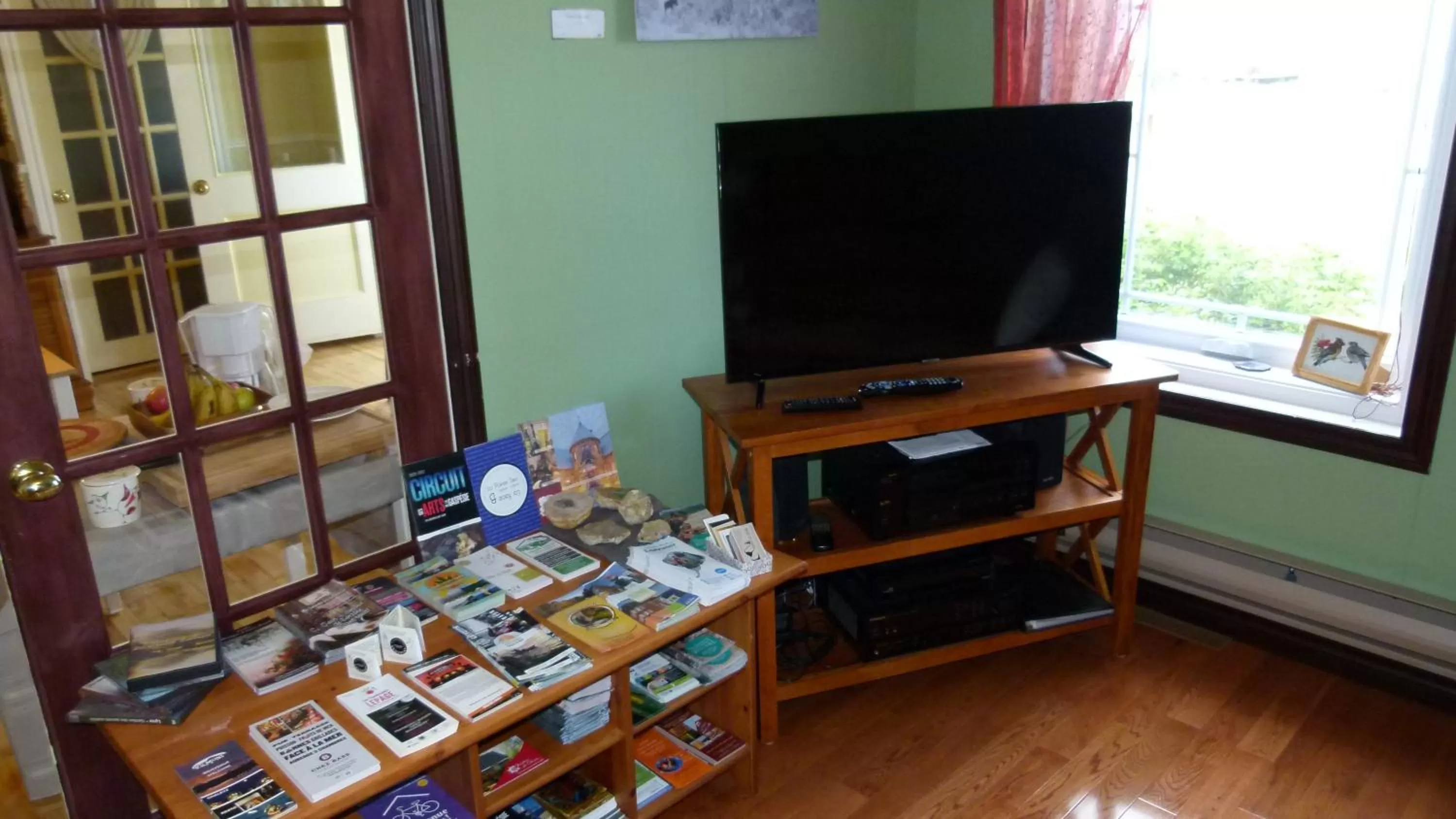 Communal lounge/ TV room in La Maison entre Mer Montagnes