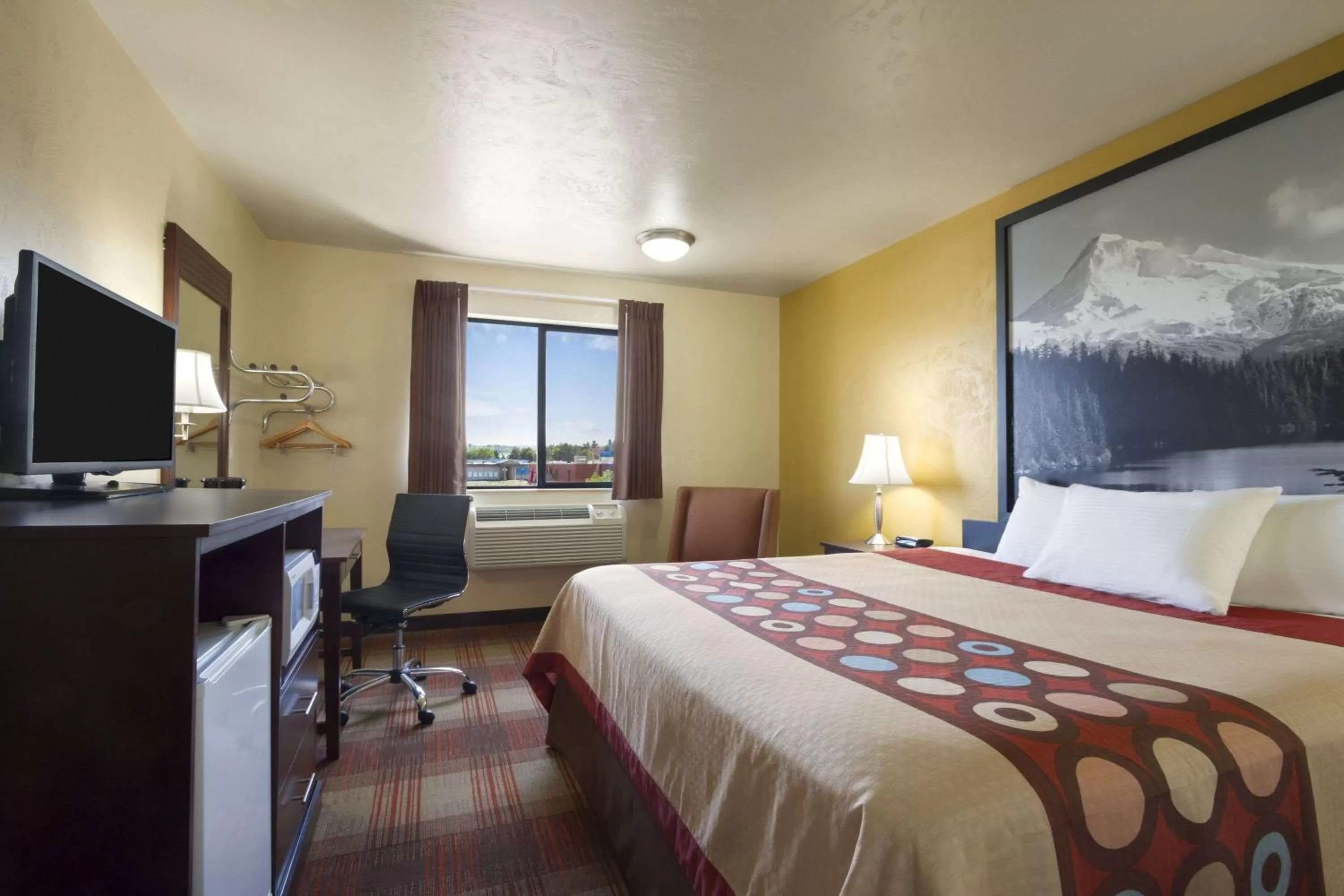Photo of the whole room, Bed in Super 8 by Wyndham Kennewick
