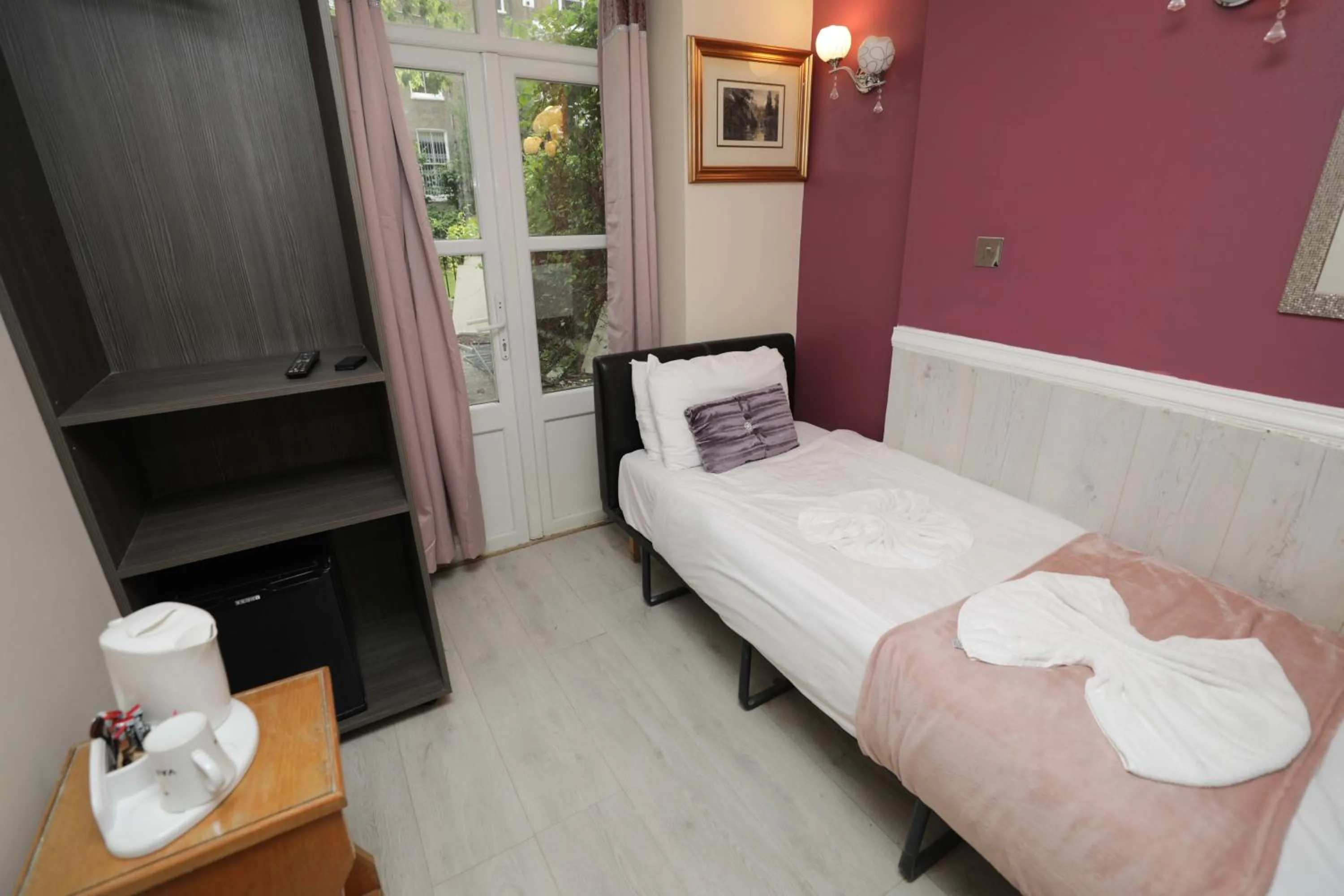 Bedroom, Bed in Holland Inn Hotel