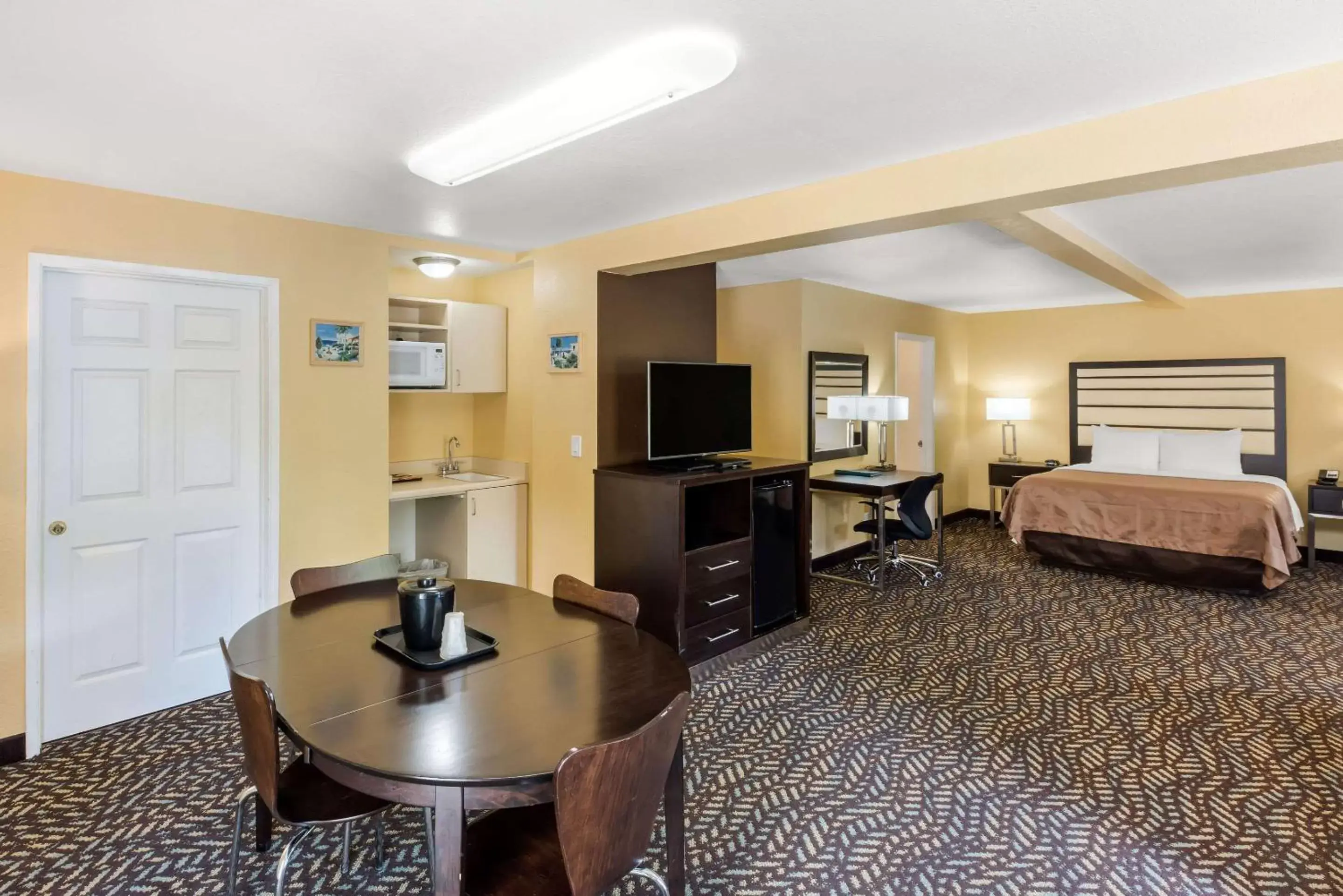 Photo of the whole room in Quality Inn & Suites Capitola