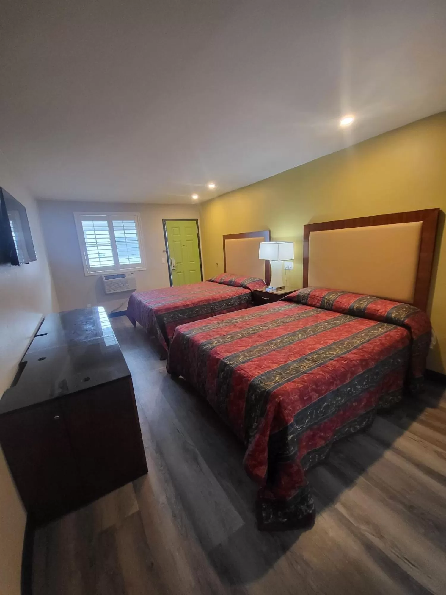 Bed in Stadium Inn & Spas