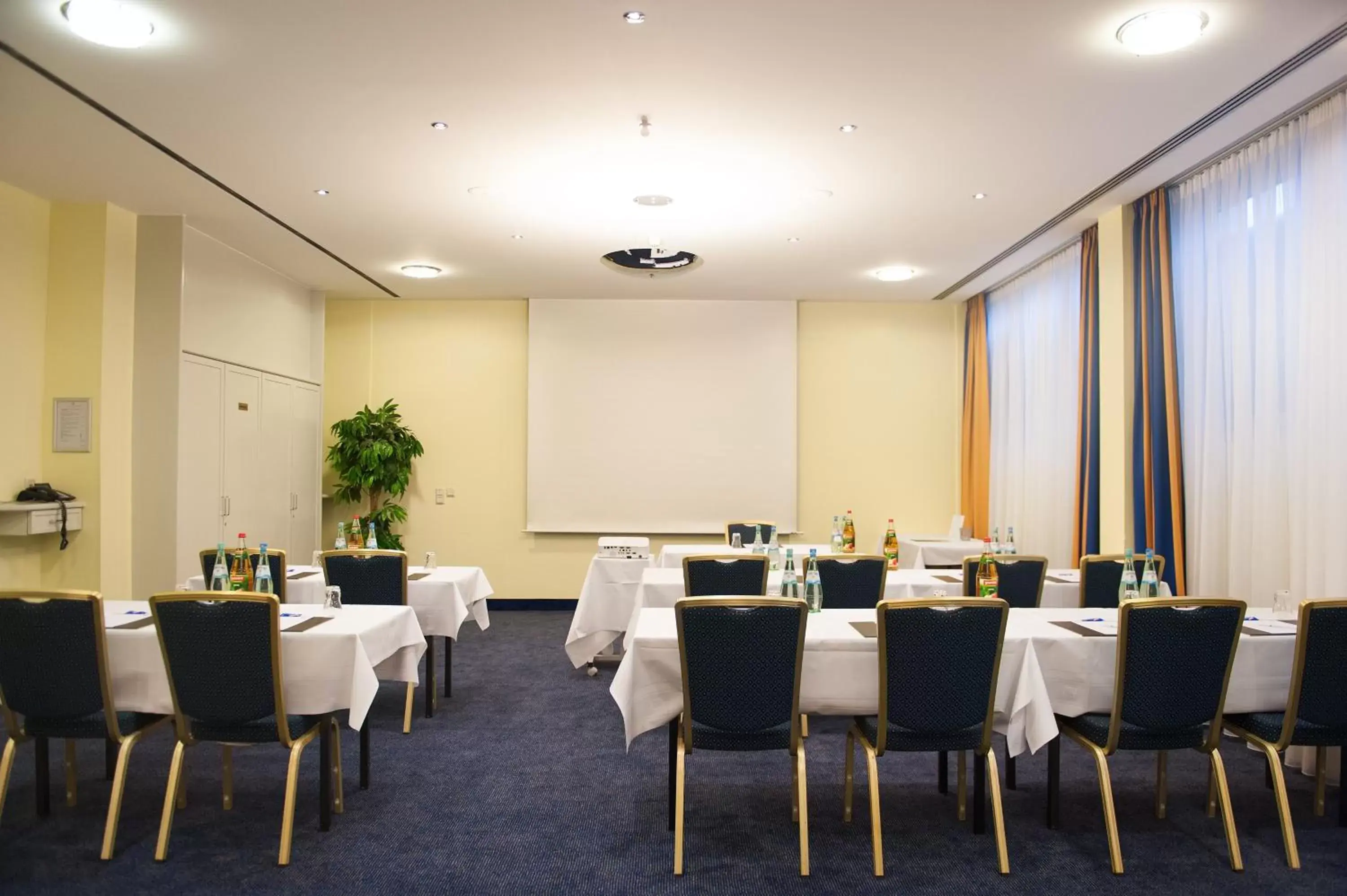 Meeting/conference room in Holiday Inn München Süd, an IHG Hotel