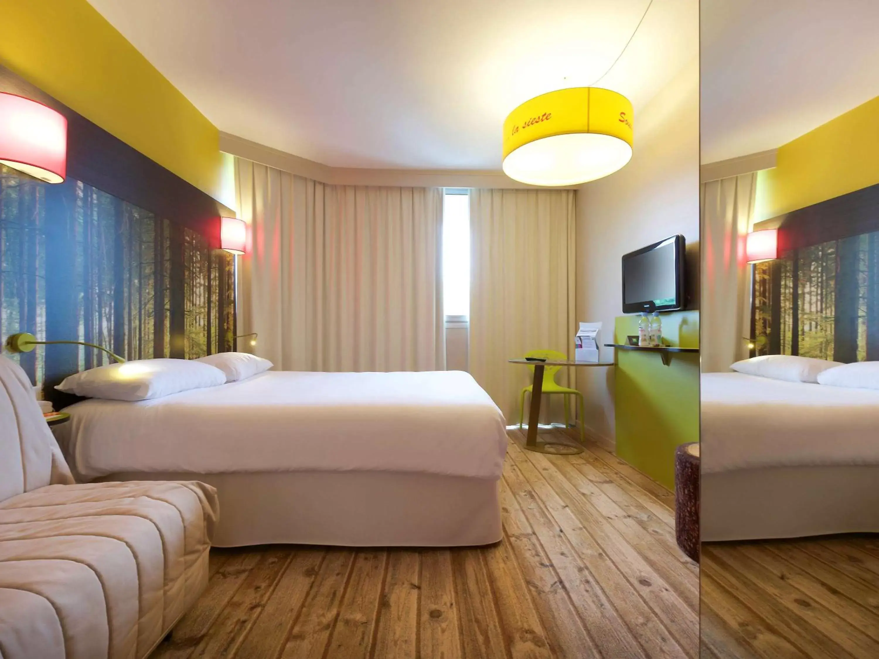 Photo of the whole room, Bed in ibis styles Dax Centre