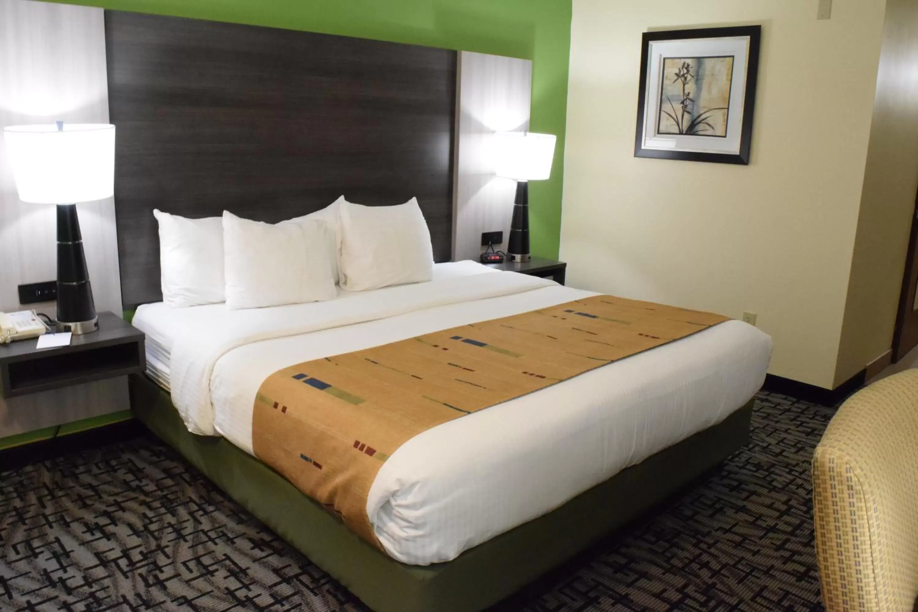 Bedroom, Bed in Best Western Crown Inn & Suites - Batavia