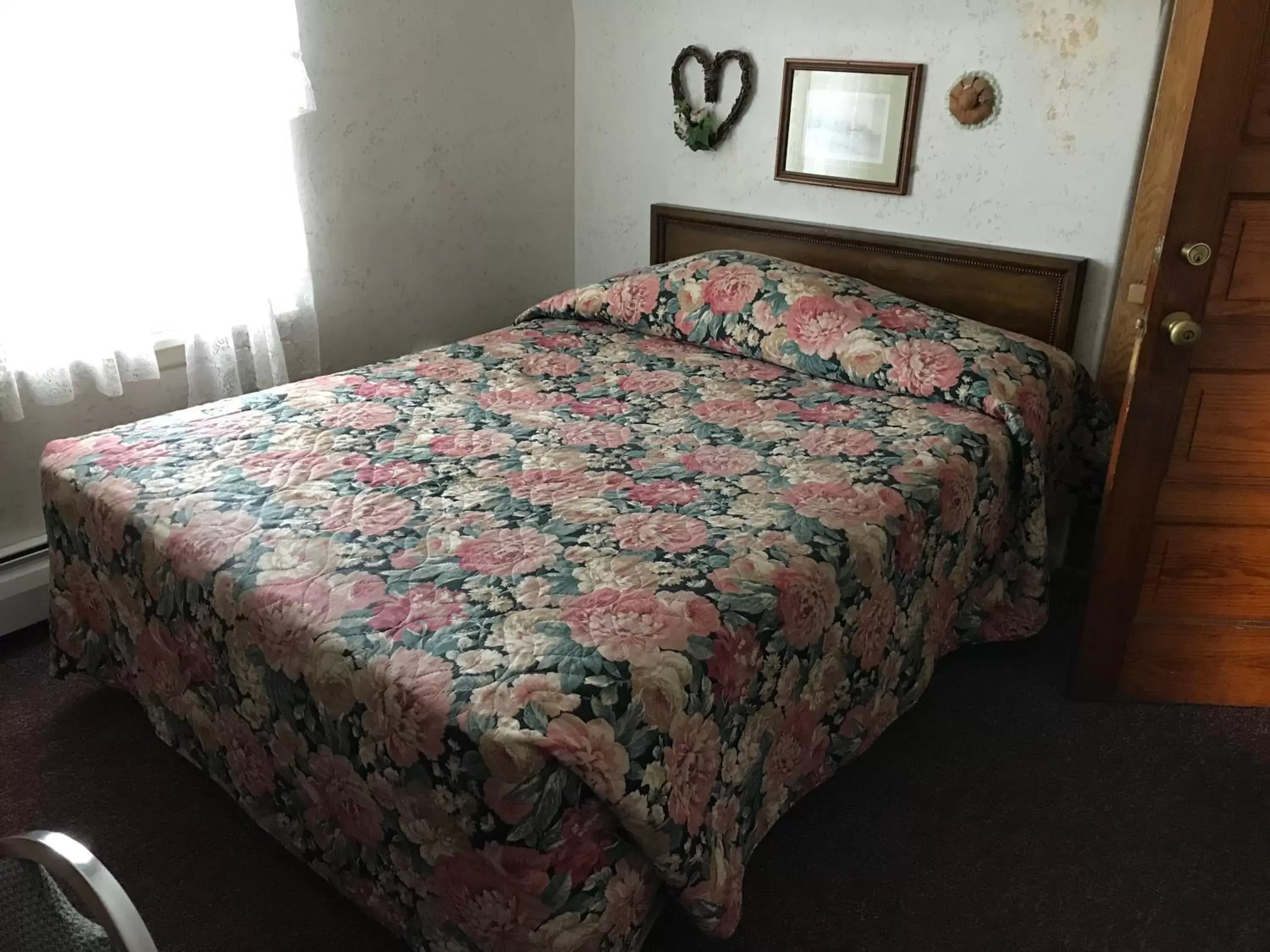 Bed in Simmons Motel and Suites