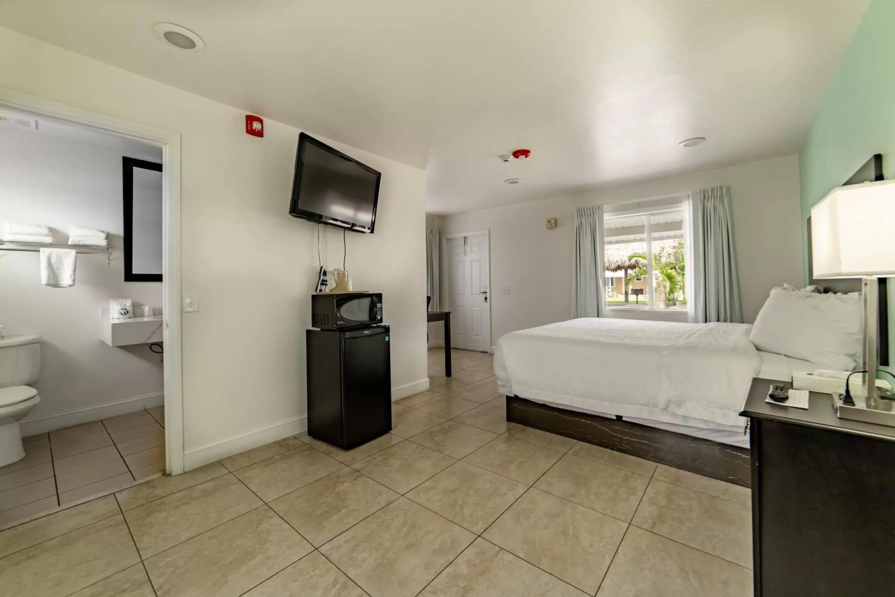 Photo of the whole room, Bed in Everglades City Motel - Everglades Adventures Inn