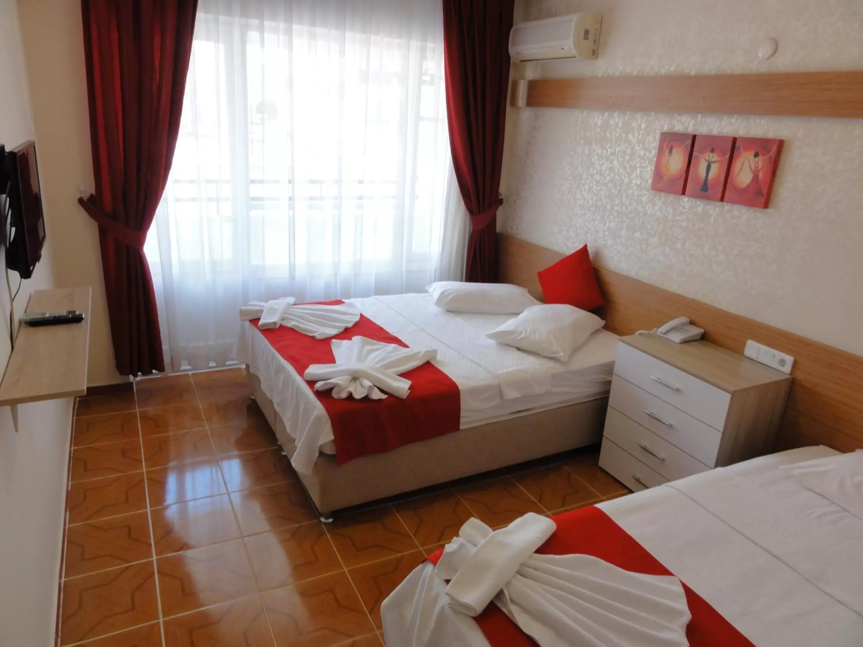 Shower, Bed in Altinersan Hotel Shower, Bed in Altinersan Hotel