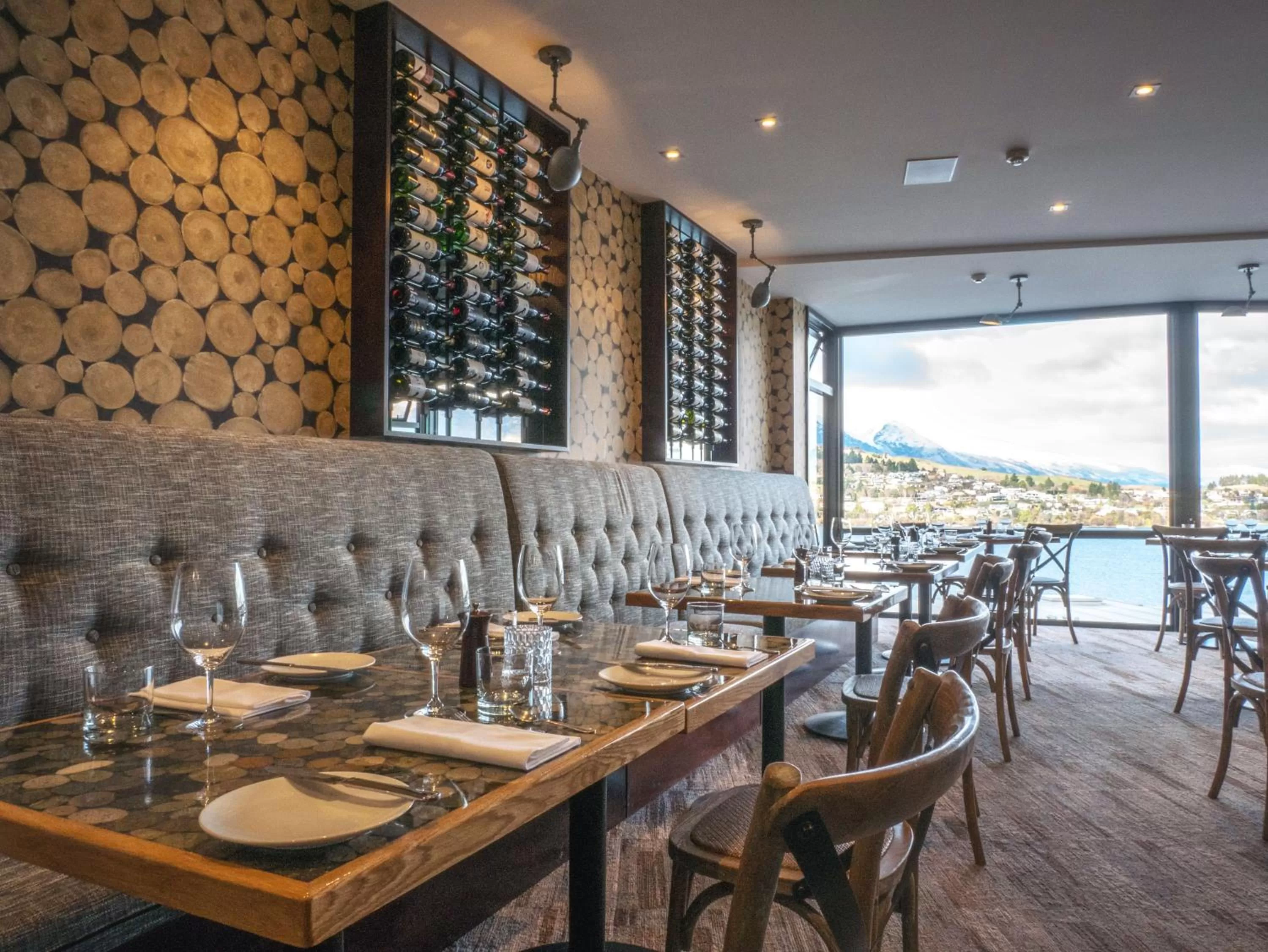 Restaurant/places to eat in The Rees Hotel & Luxury Apartments