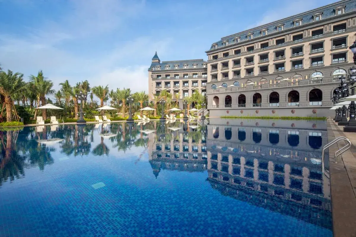 Swimming pool, Property Building in Wyndham Garden Haikou South