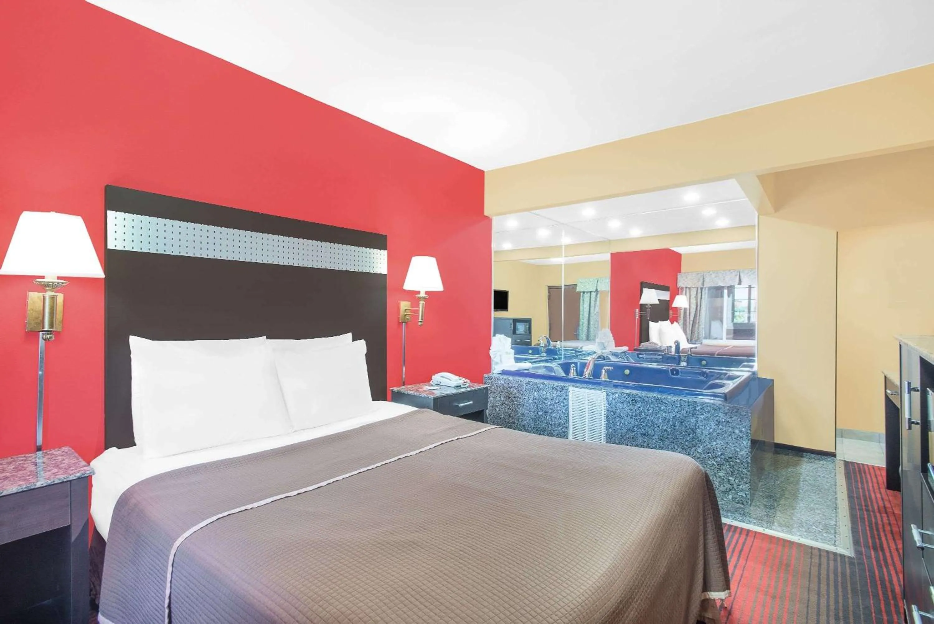 Photo of the whole room, Bed in Howard Johnson by Wyndham North Bergen