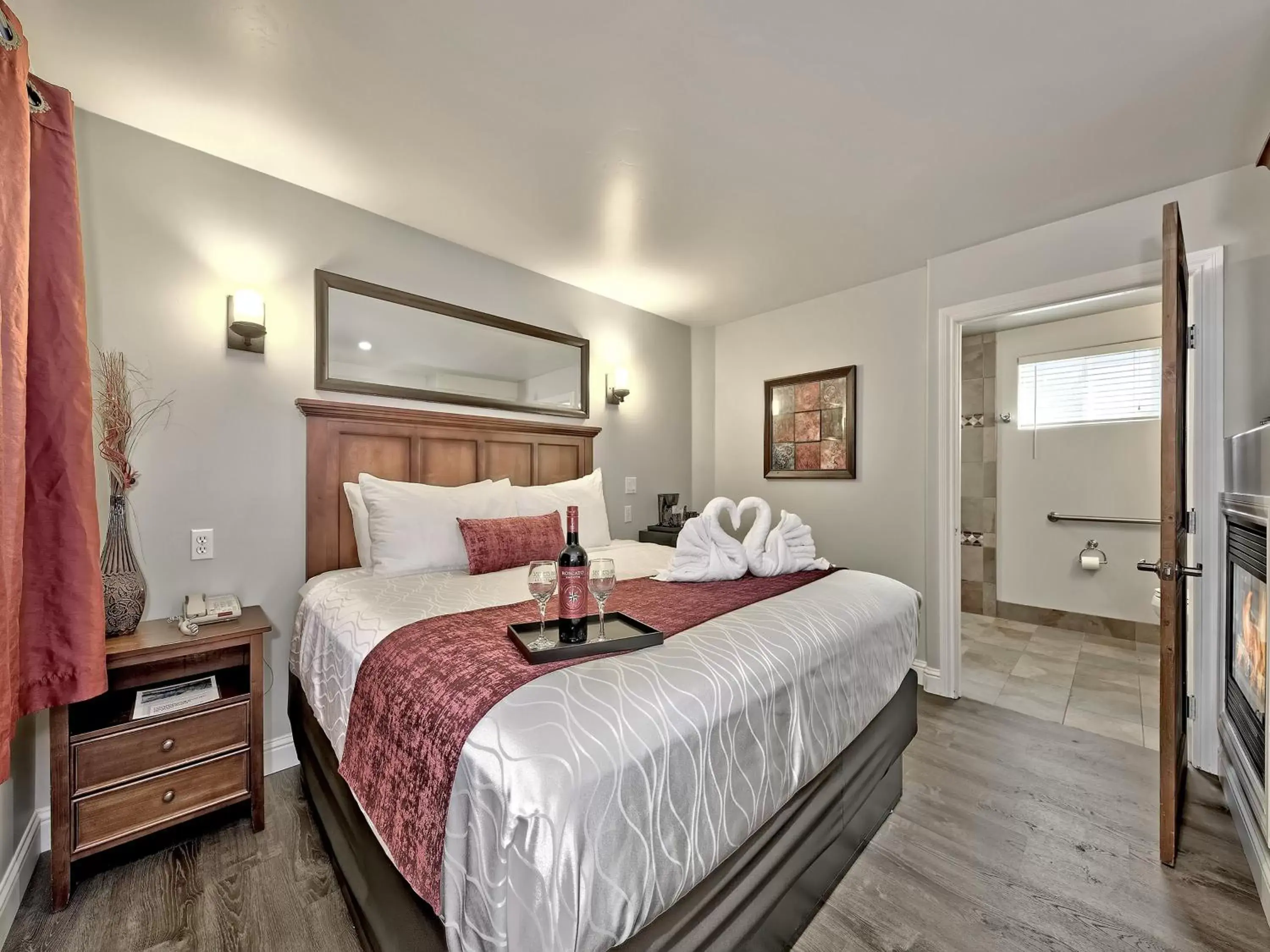 Photo of the whole room, Bed in Secrets Inn Lake Tahoe Photo of the whole room, Bed in Secrets Inn Lake Tahoe