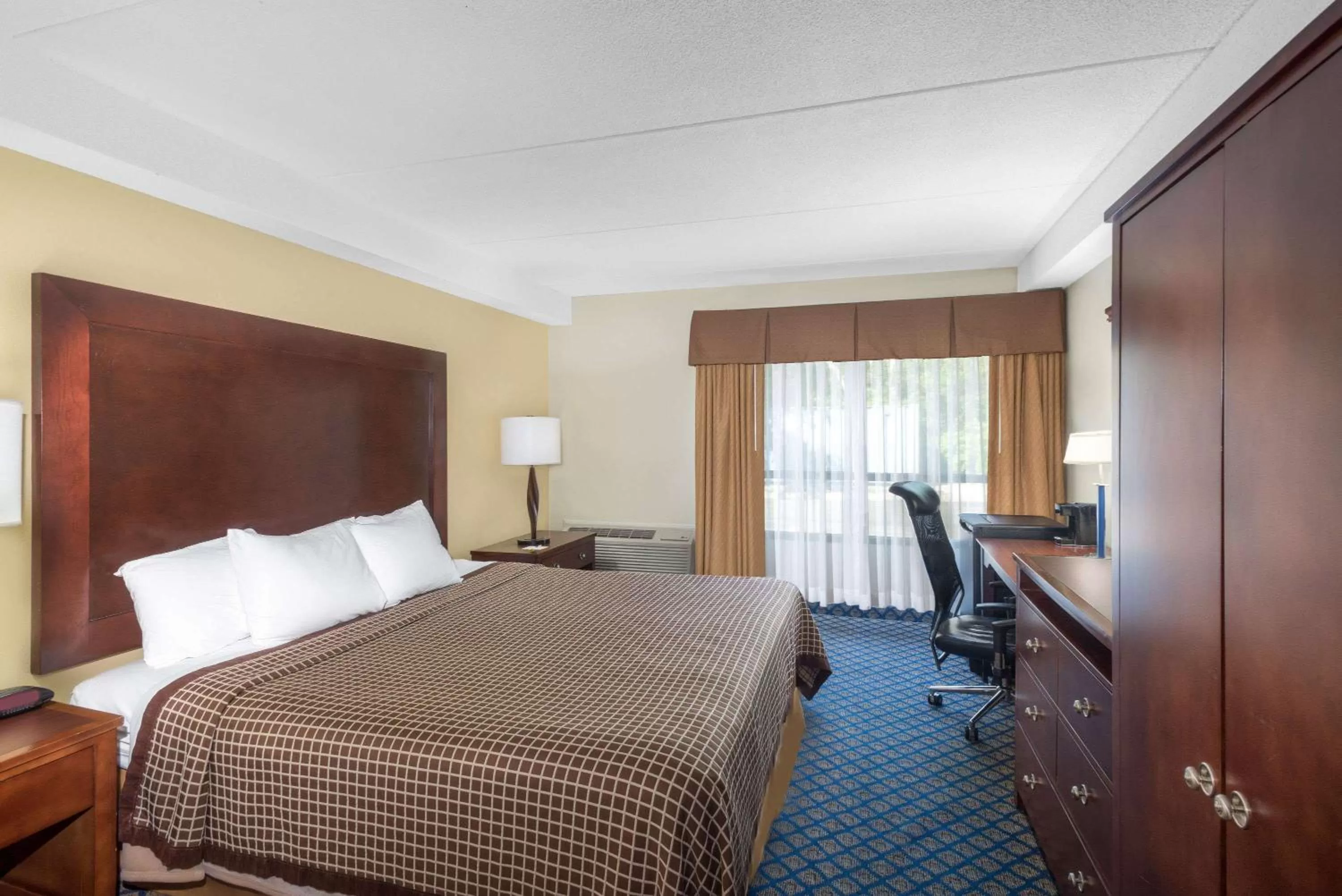 Photo of the whole room, Bed in Days Inn by Wyndham Geneva/Finger Lakes