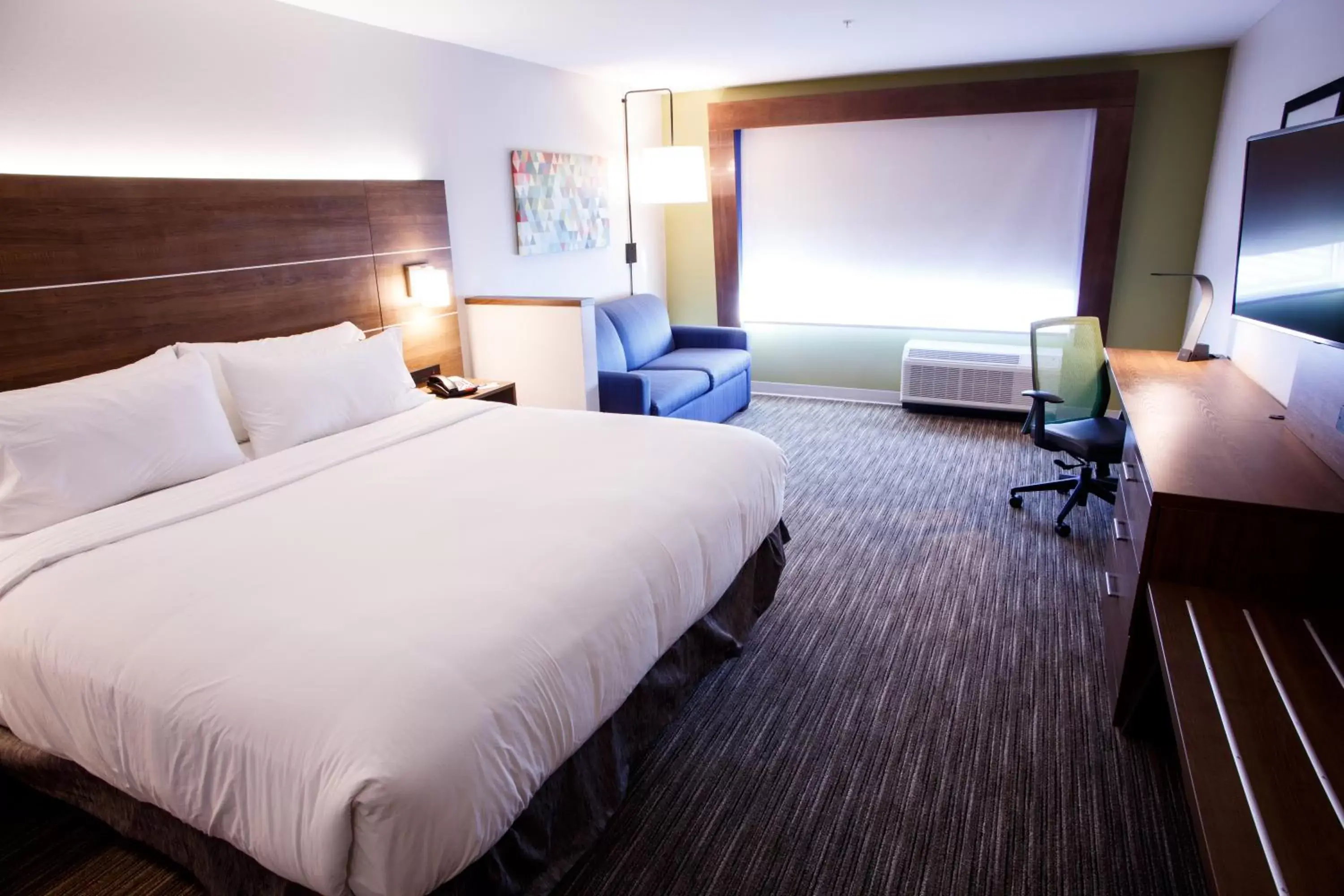 Bed in Holiday Inn Express & Suites - Gettysburg, an IHG Hotel